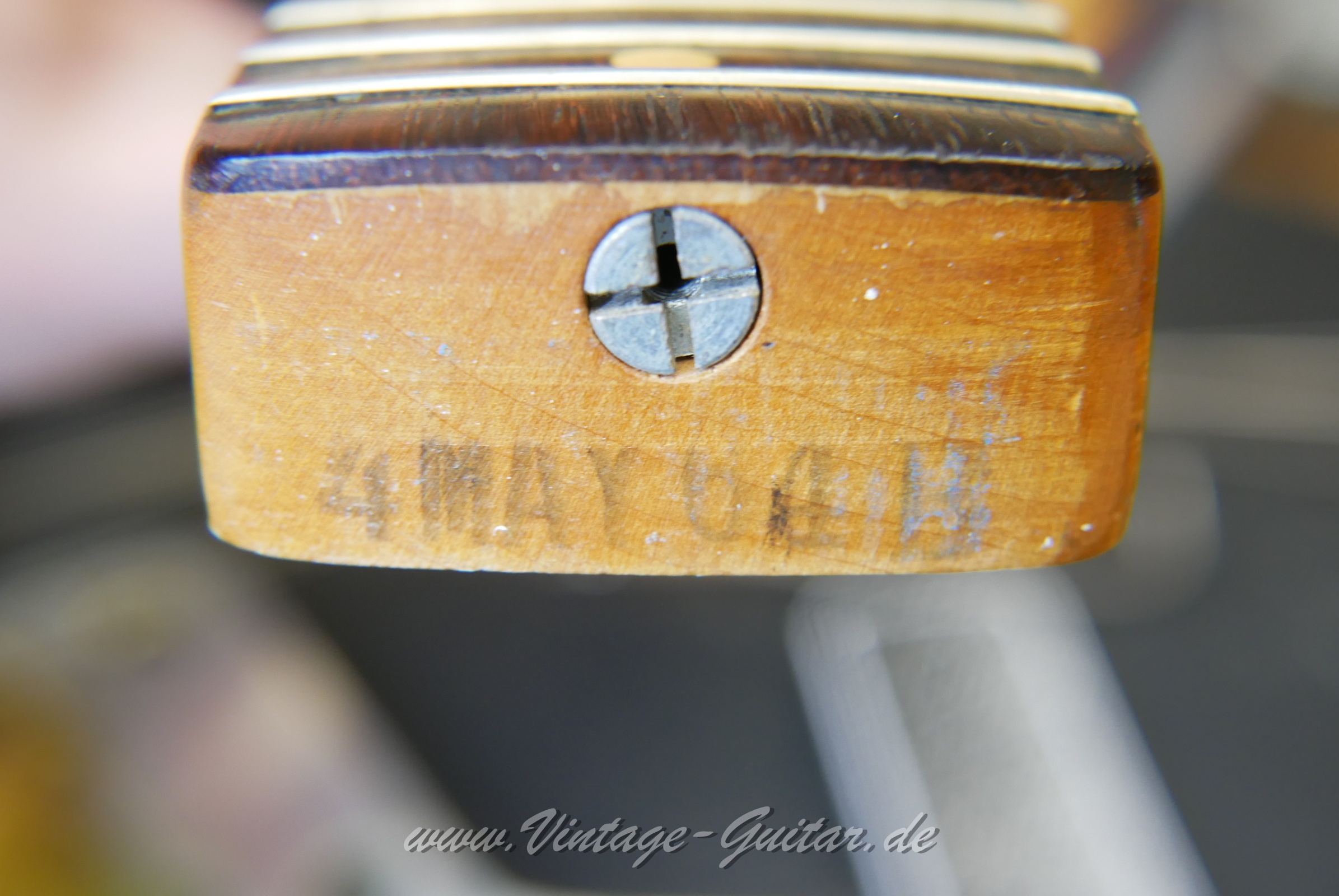 img/vintage/5568/Fender_Jazzmaster_sunburst_refin_USA_1964-016.JPG