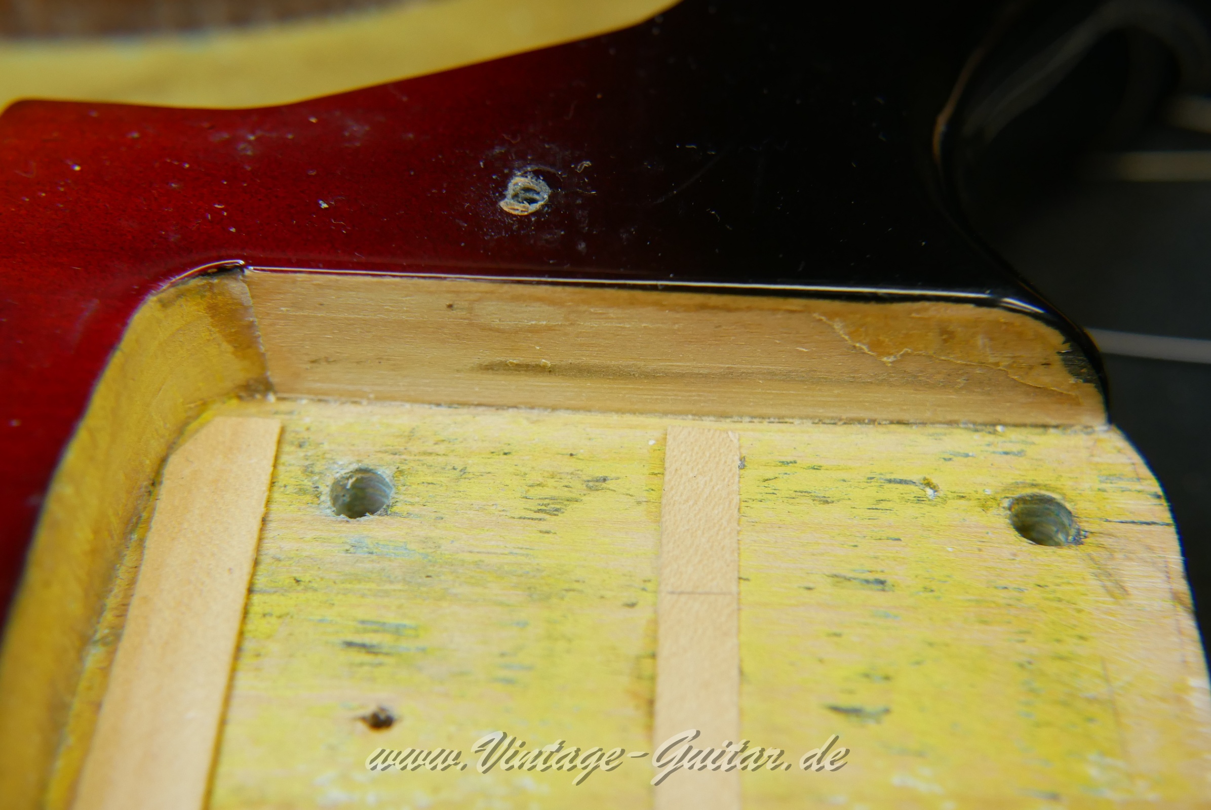 img/vintage/5568/Fender_Jazzmaster_sunburst_refin_USA_1964-018.JPG