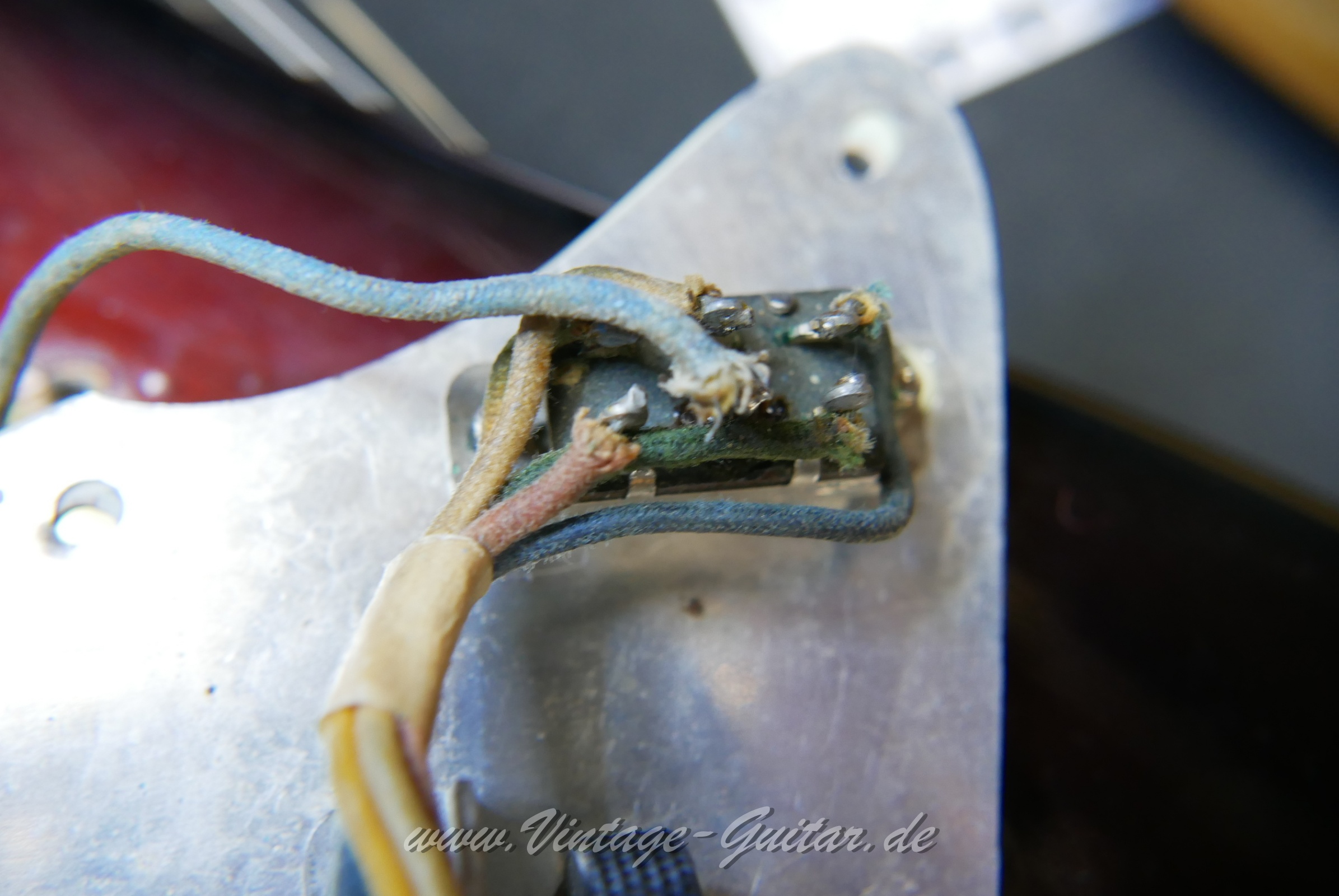 img/vintage/5568/Fender_Jazzmaster_sunburst_refin_USA_1964-029.JPG