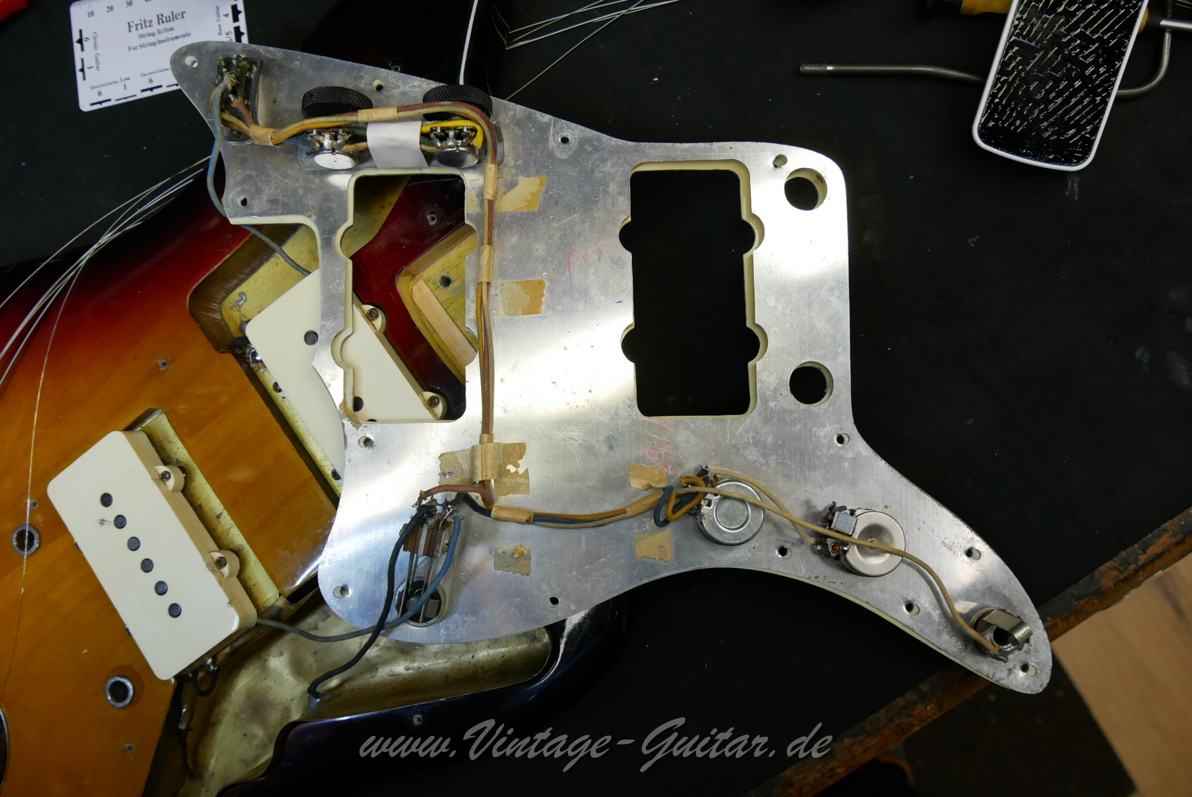 Fender_Jazzmaster_sunburst_refin_USA_1964-032.JPG