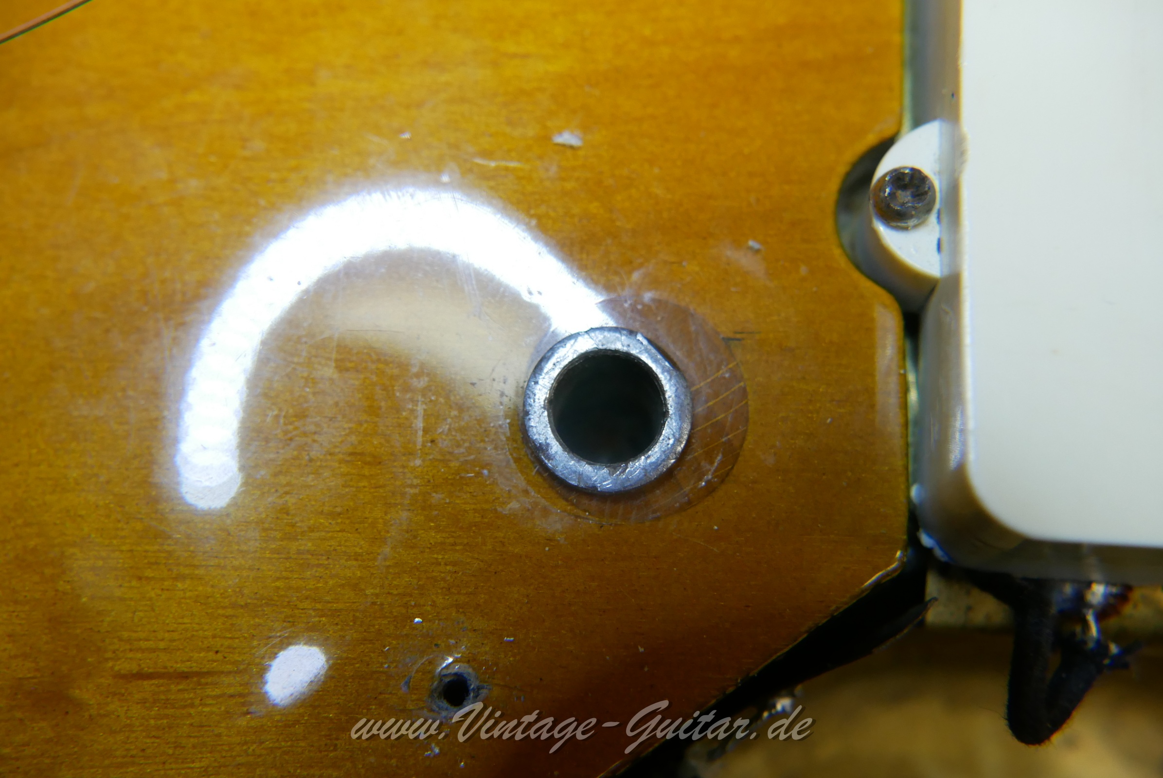 img/vintage/5568/Fender_Jazzmaster_sunburst_refin_USA_1964-034.JPG