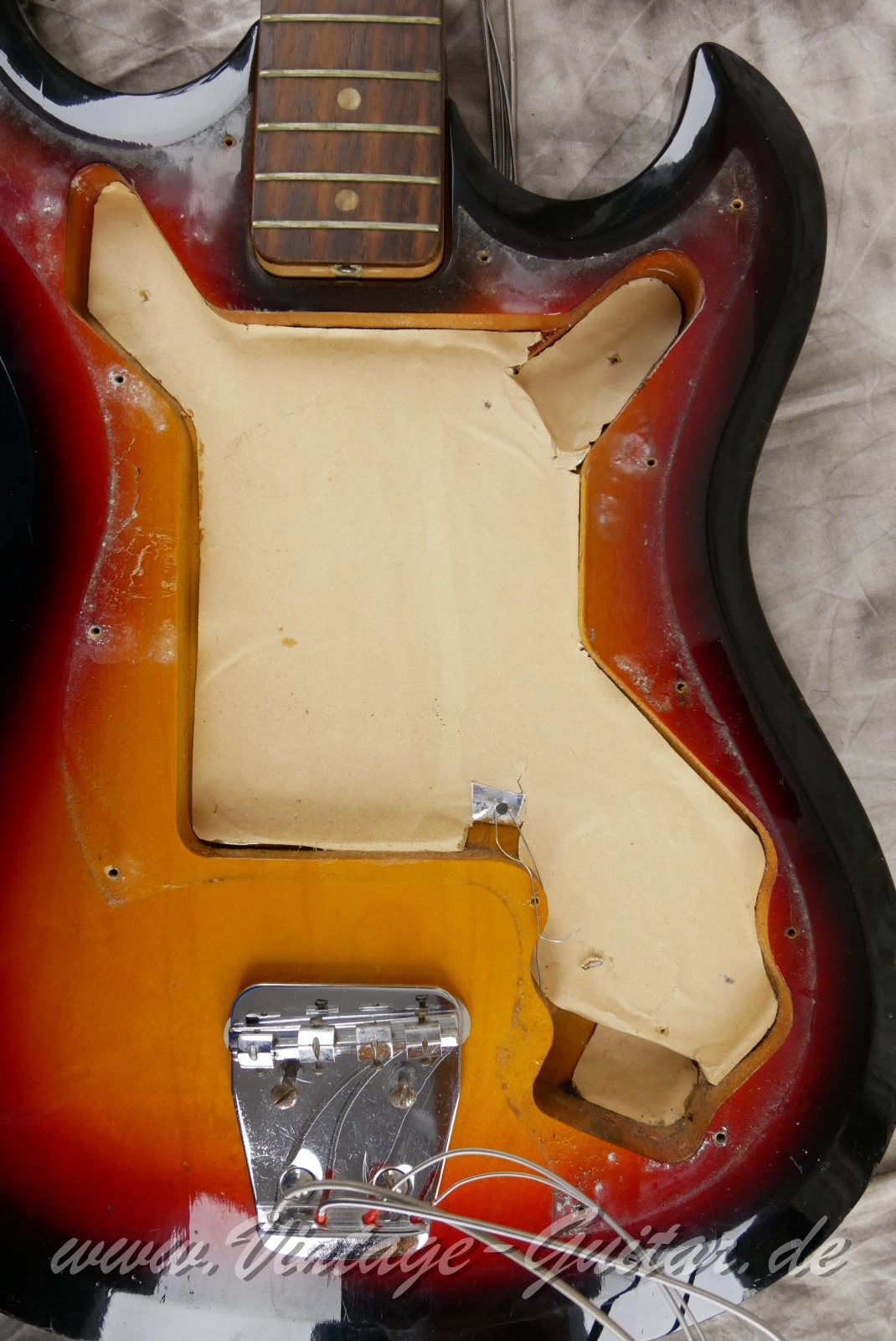 Hagstrom_HIIBN_F400N_sunburst_Sweden_1974-013.JPG