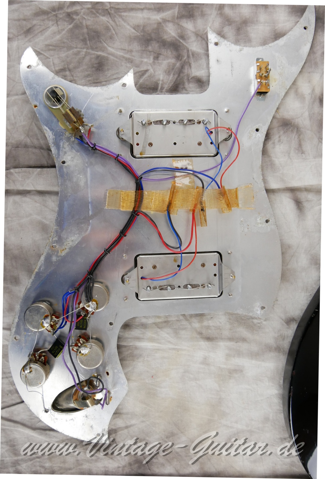 img/vintage/5578/Hagstrom_HIIBN_F400N_sunburst_Sweden_1974-014.JPG