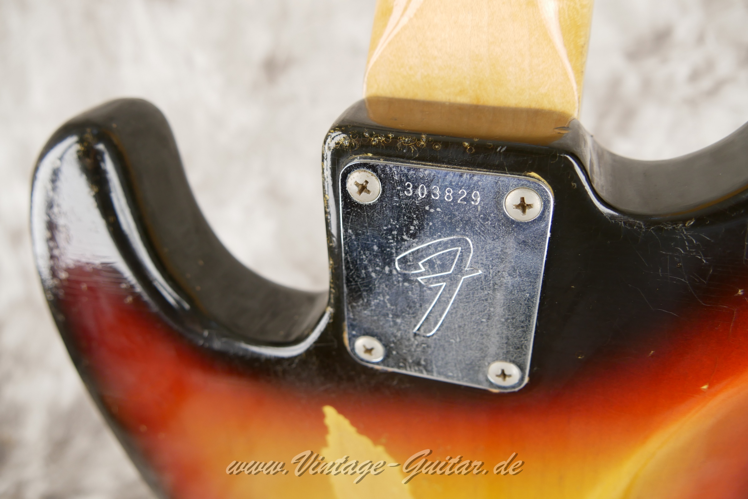 img/vintage/5579/Fender-Jazz-Bass-1972-sunburst-013.JPG