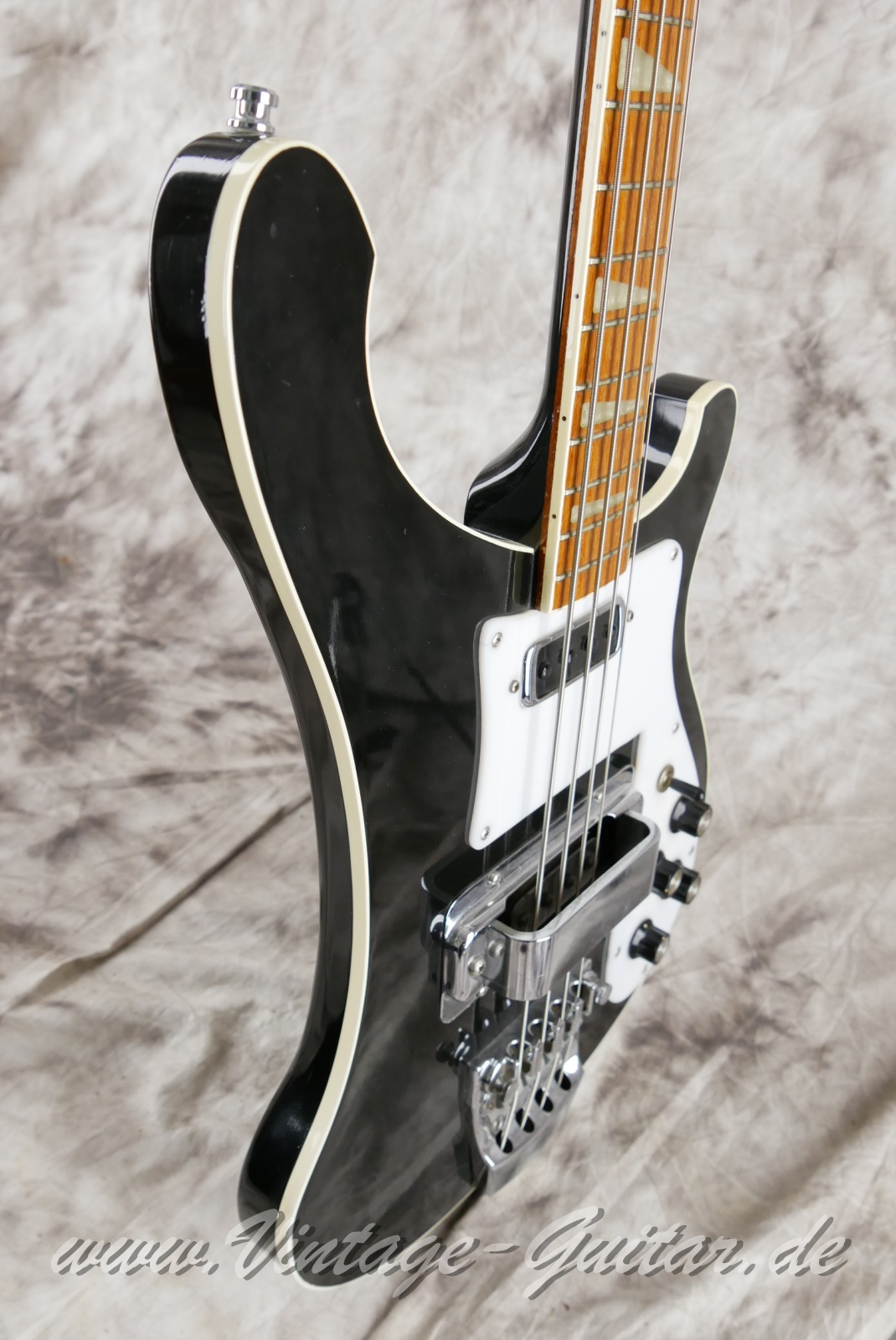 Rickenbacker_4001_stereo_jetglo_USA_1975-009.JPG