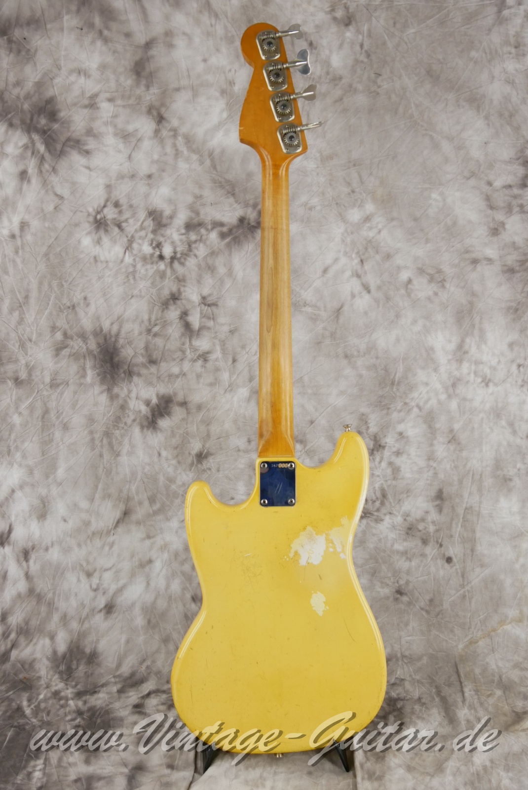 Fender_Musicmaster_Bass_olympic_white_1972-002.JPG