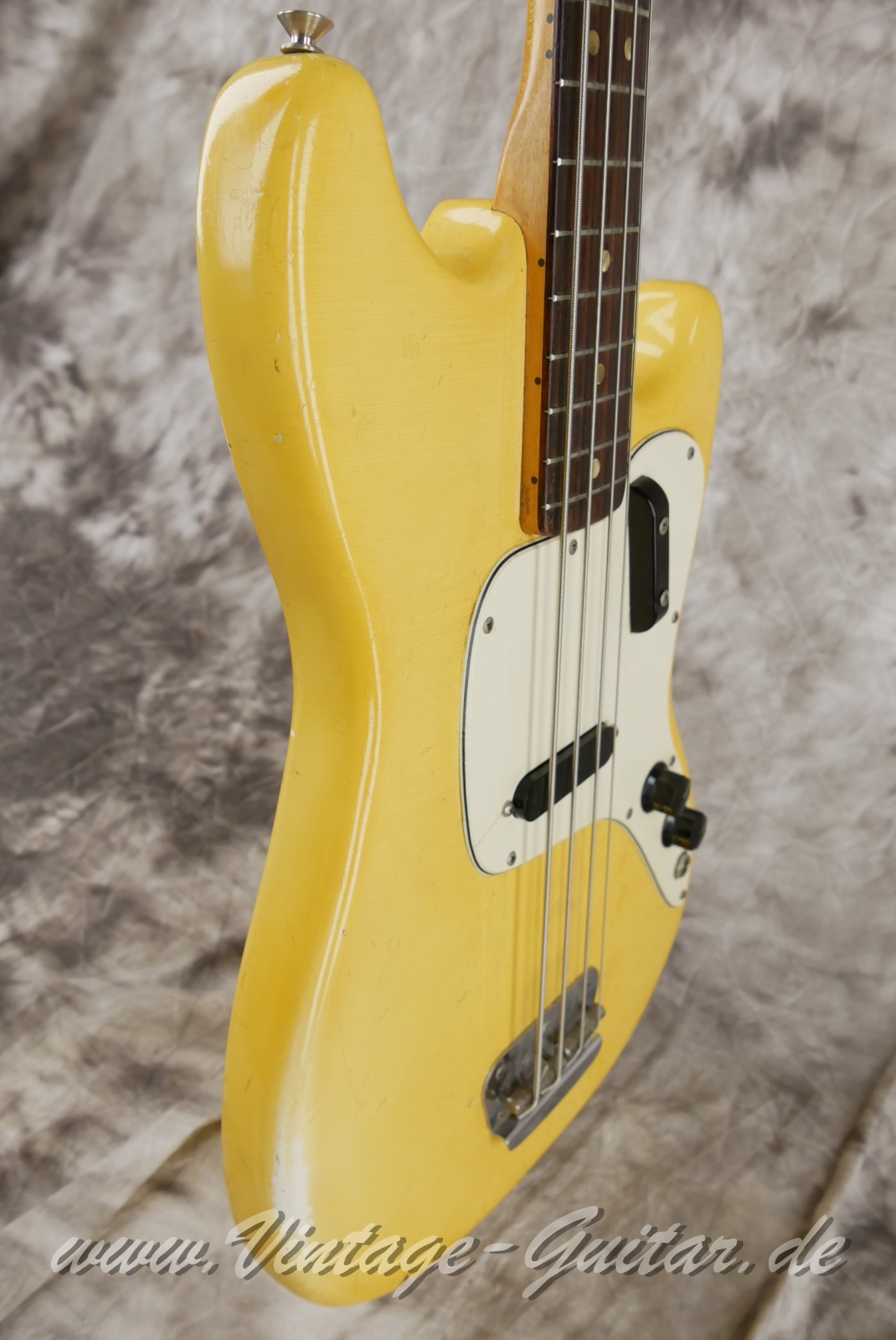 img/vintage/5586/Fender_Musicmaster_Bass_olympic_white_1972-009.JPG