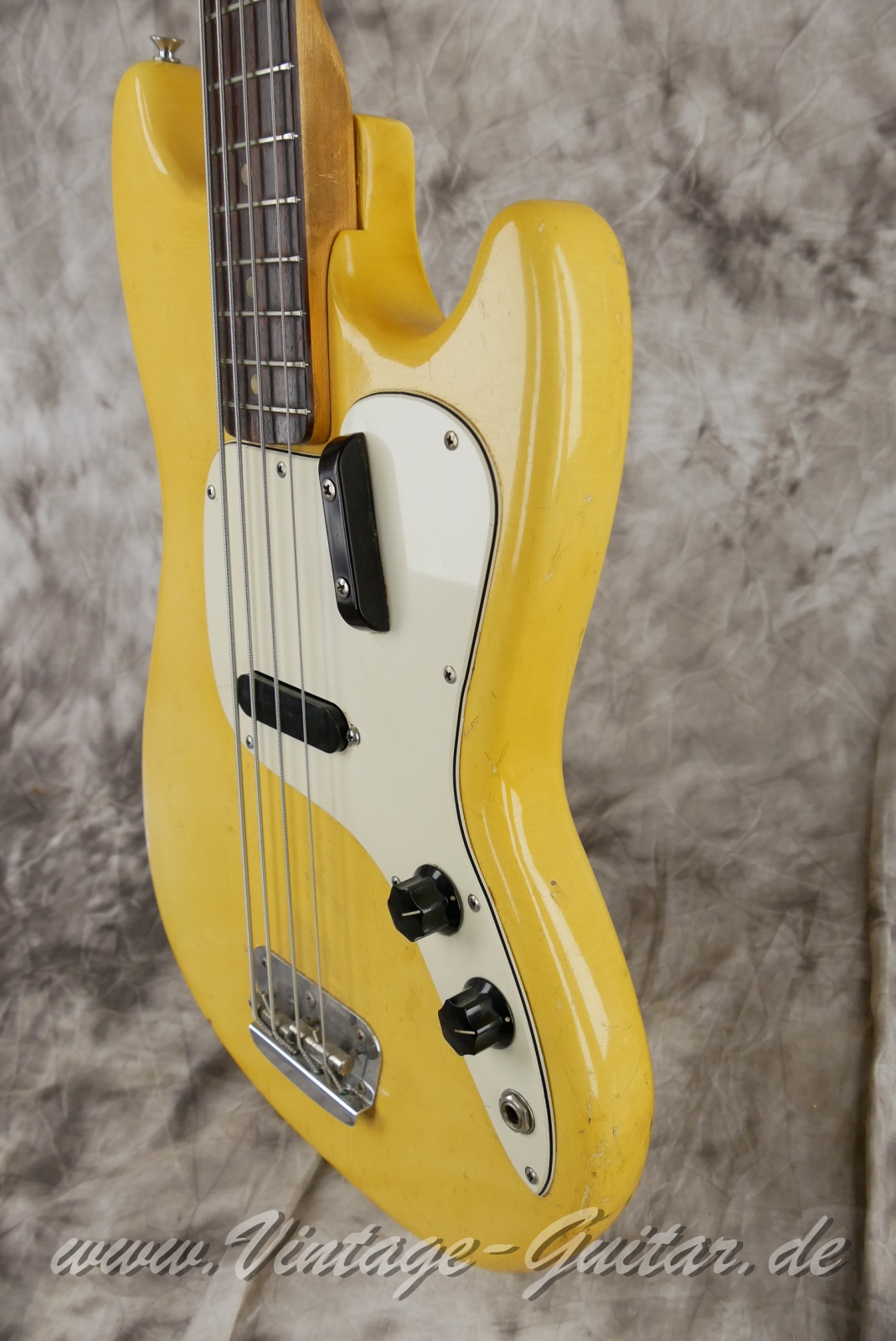 Fender_Musicmaster_Bass_olympic_white_1972-010.JPG