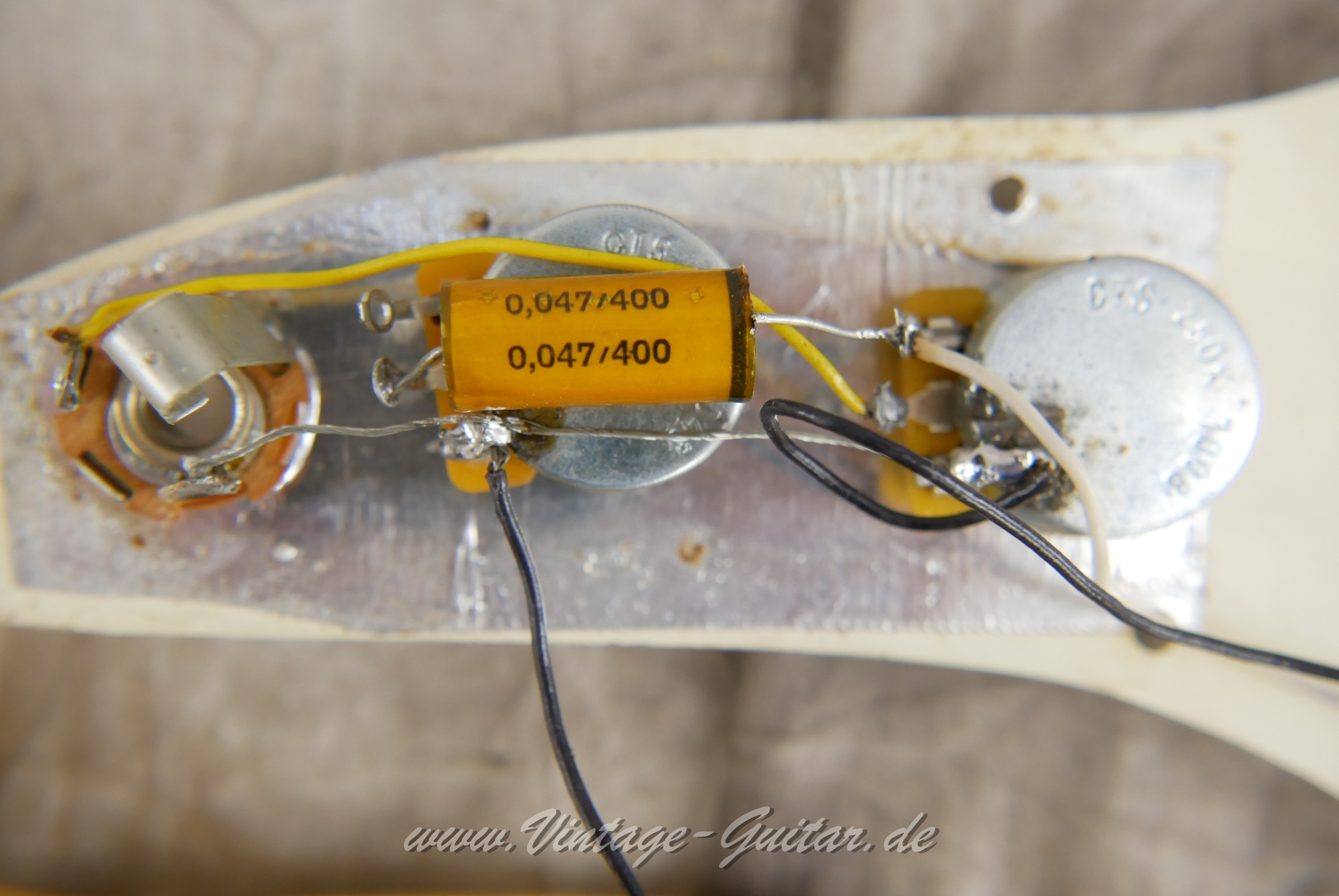img/vintage/5586/Fender_Musicmaster_Bass_olympic_white_1972-018.JPG