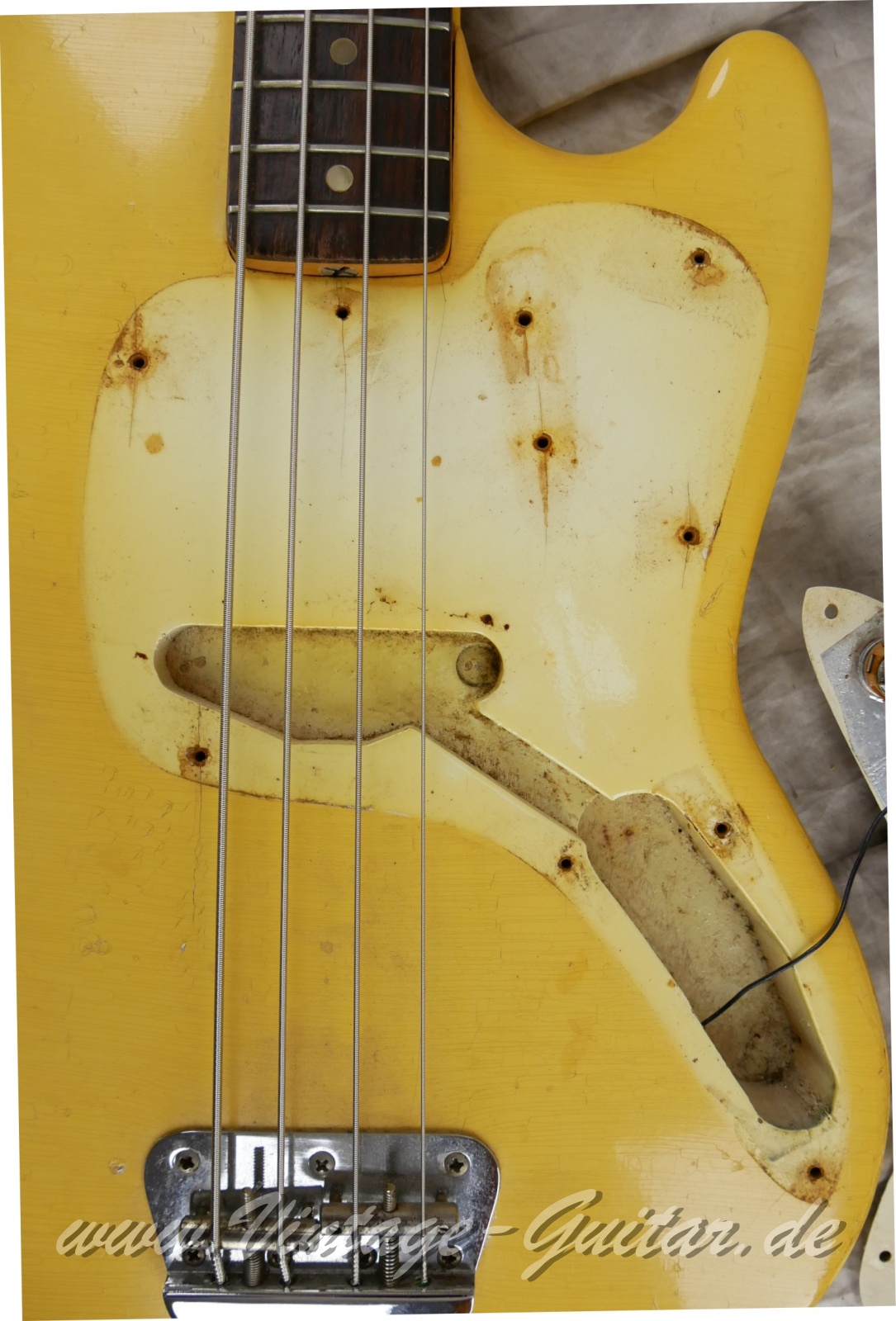 Fender_Musicmaster_Bass_olympic_white_1972-019.JPG
