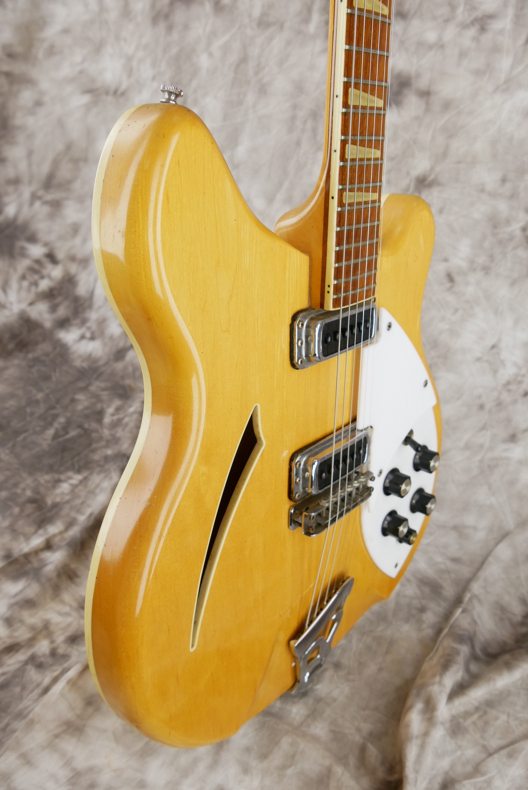 Rickenbacker_360_maple_glo_1973-005.JPG