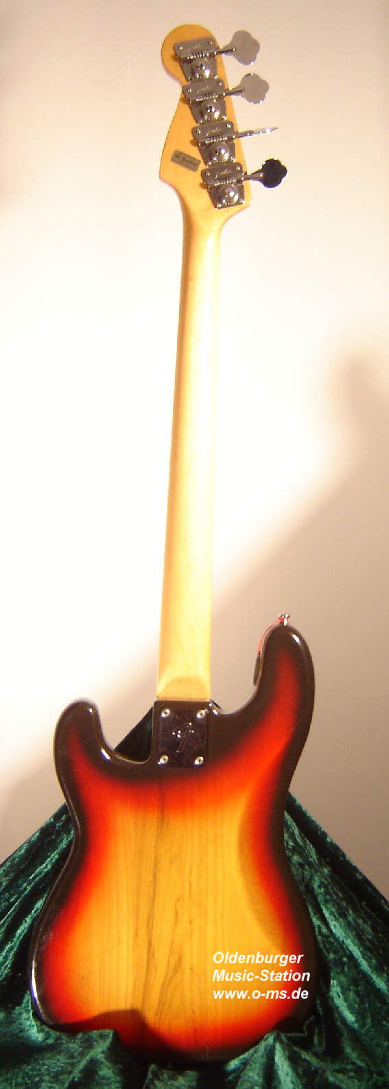 Fender-Precision-Fretless-1977-4.jpg