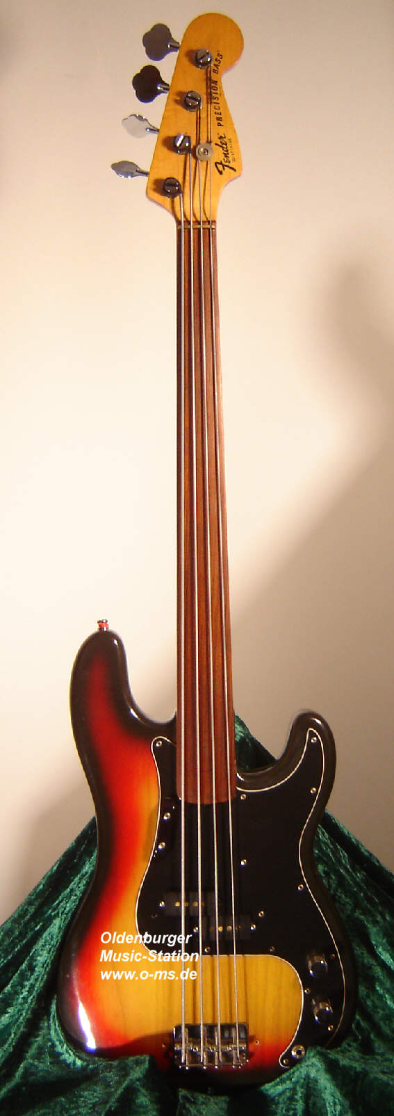 Fender-Precision-Fretless-1977.jpg