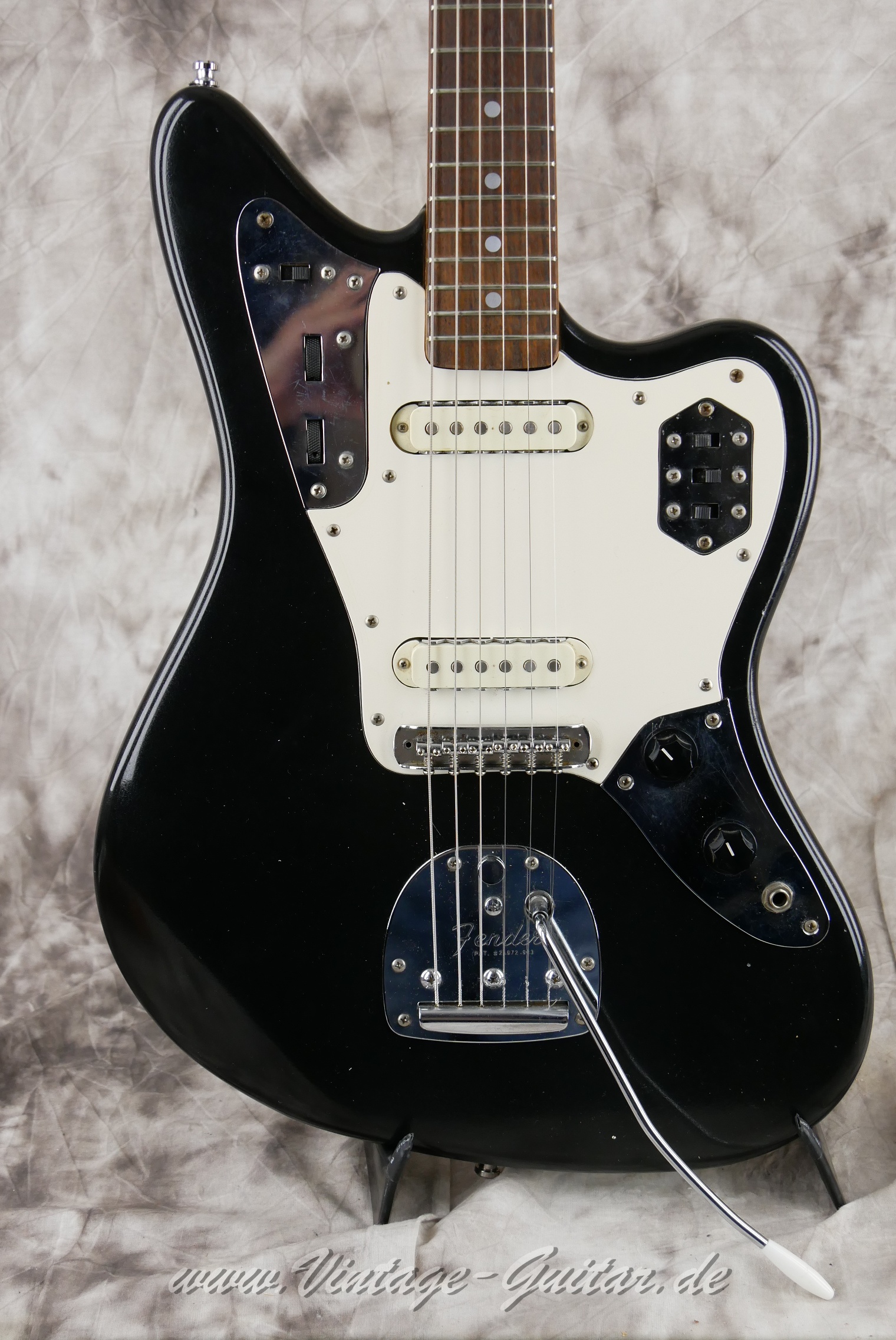 img/vintage/5599/Fender_Jaguar_62RI_Japan_black_1996-007.JPG