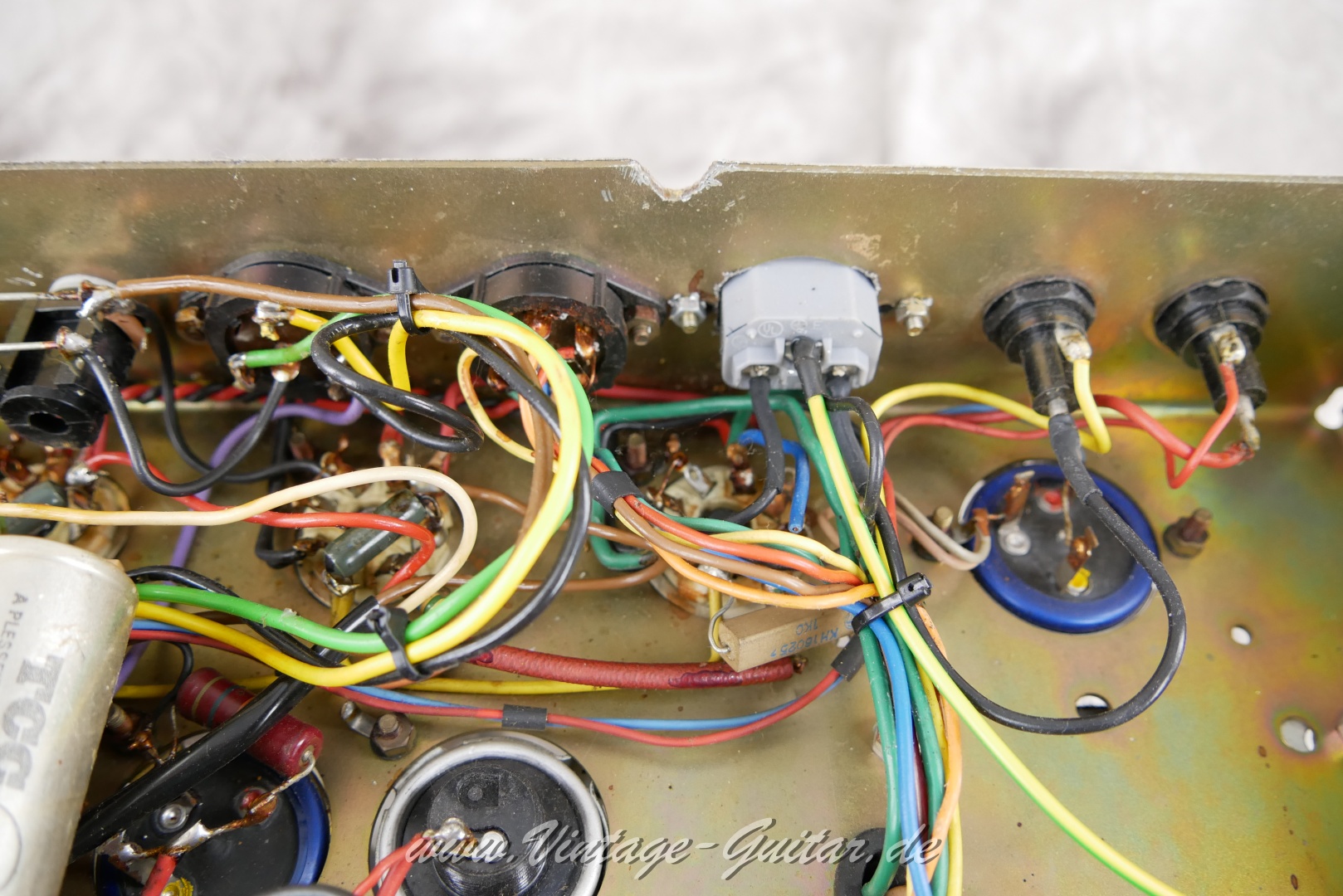 img/vintage/5615/Marshall_1959_jmp_super_lead_100_1971_black_tolex_top_head-023.JPG