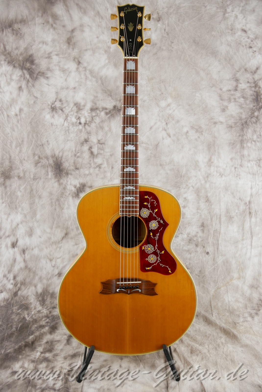 Gibson-J-200-Artist-former-owner-cisco-berndt-truckstop-1974-natural-001.jpg