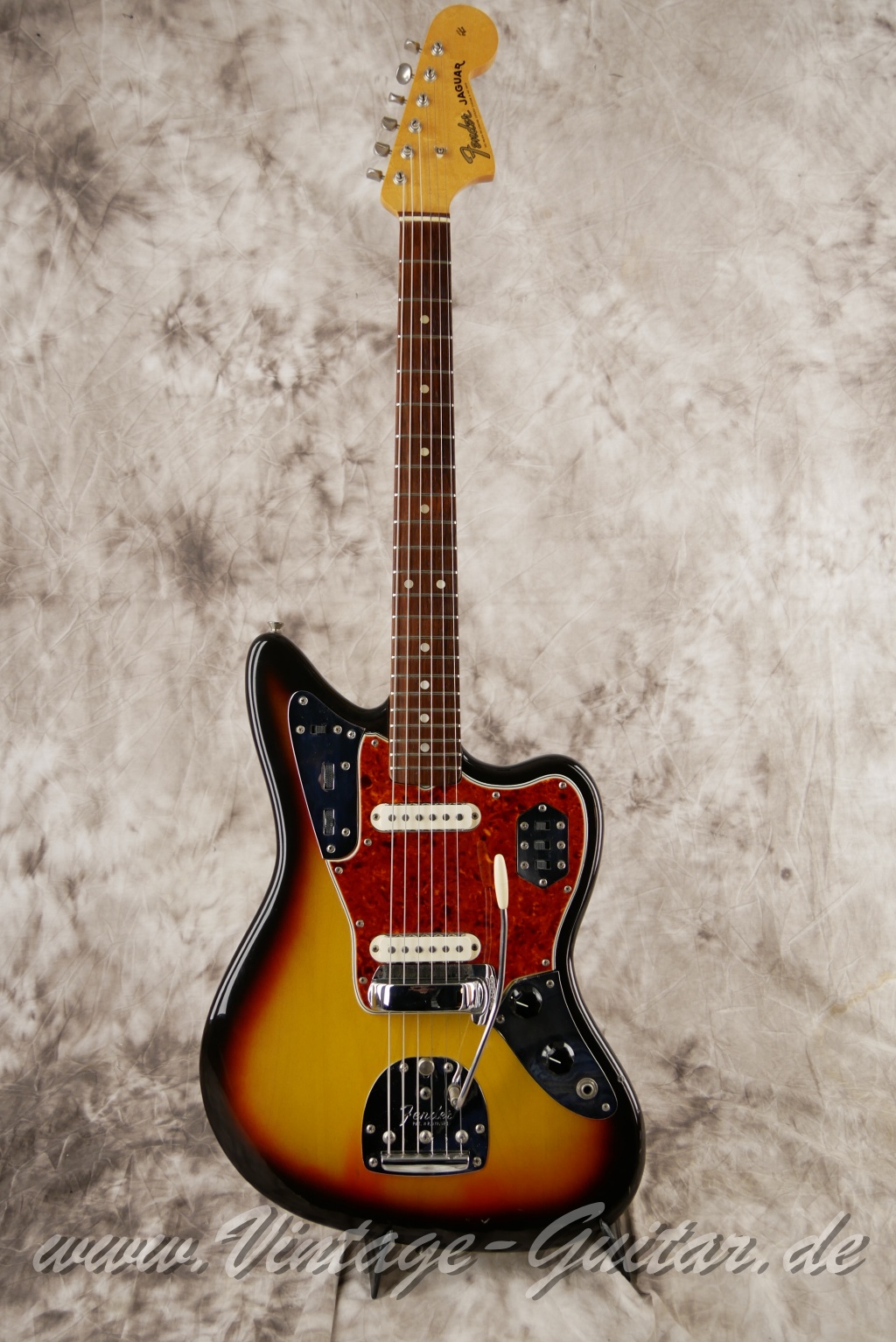 Fender_Jaguar_sunburst_1965_brown_case-001.JPG