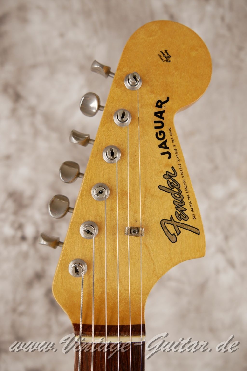 Fender_Jaguar_sunburst_1965_brown_case-003.JPG