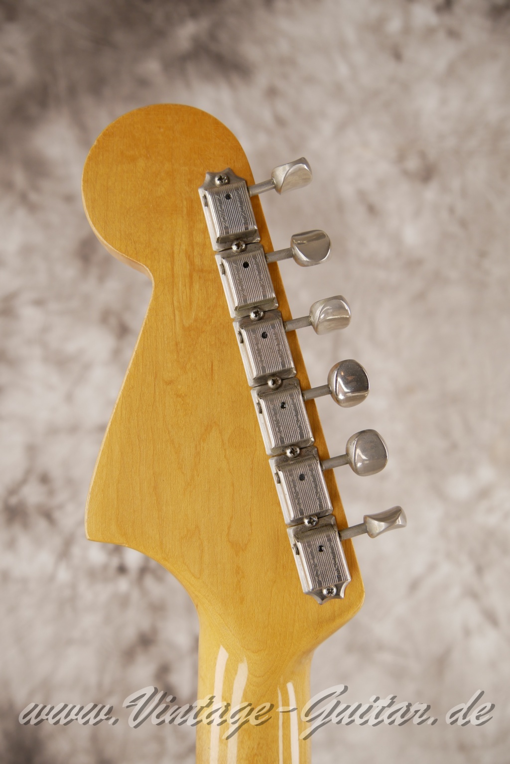 Fender_Jaguar_sunburst_1965_brown_case-004.JPG
