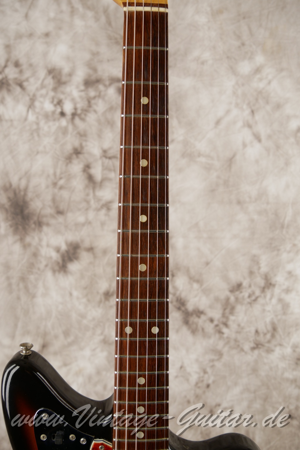 Fender_Jaguar_sunburst_1965_brown_case-005.JPG