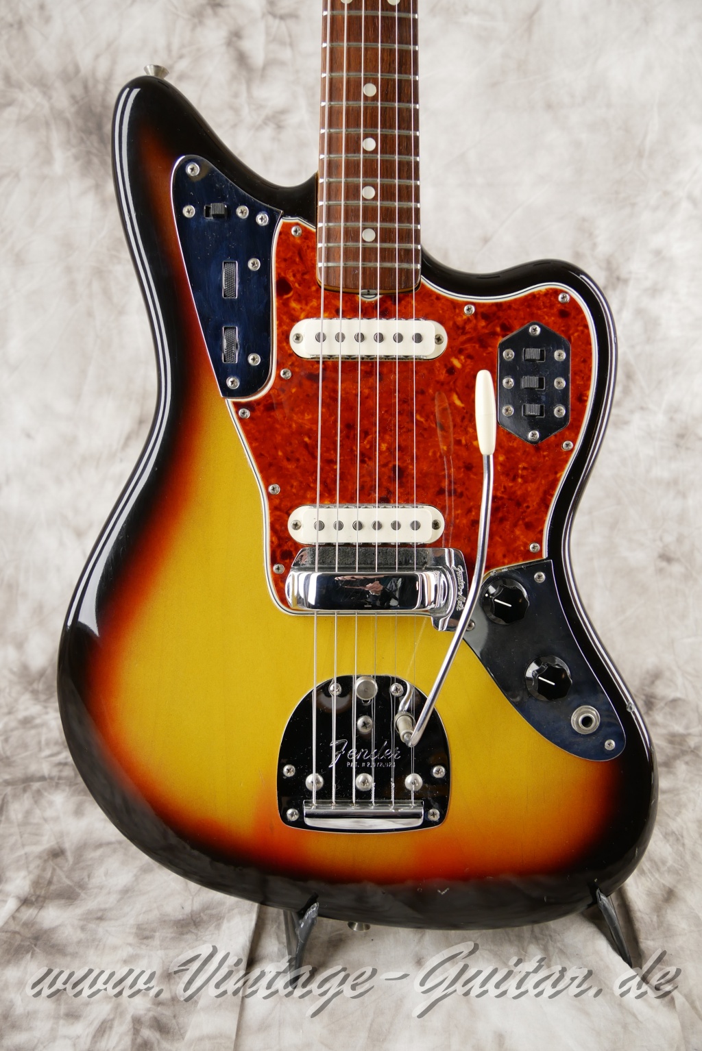 Fender_Jaguar_sunburst_1965_brown_case-007.JPG