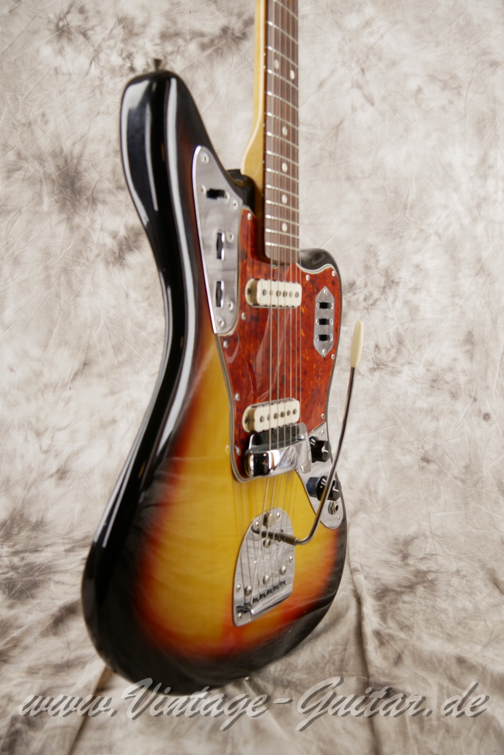 Fender_Jaguar_sunburst_1965_brown_case-009.JPG