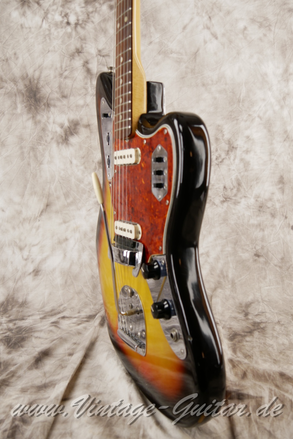 Fender_Jaguar_sunburst_1965_brown_case-010.JPG