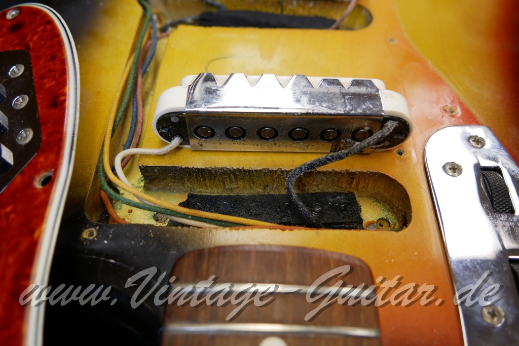 Fender_Jaguar_sunburst_1965_brown_case-016.JPG