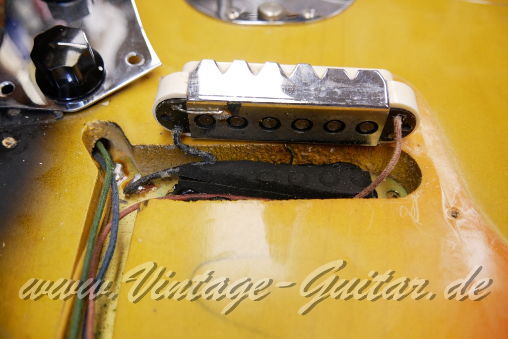 Fender_Jaguar_sunburst_1965_brown_case-017.JPG