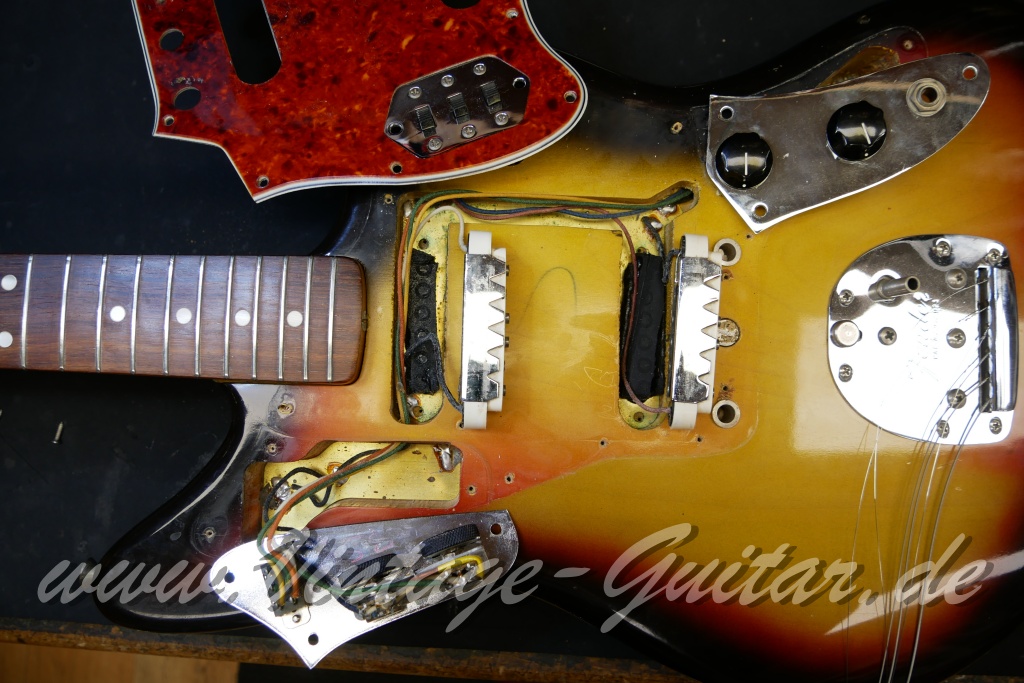 Fender_Jaguar_sunburst_1965_brown_case-019.JPG