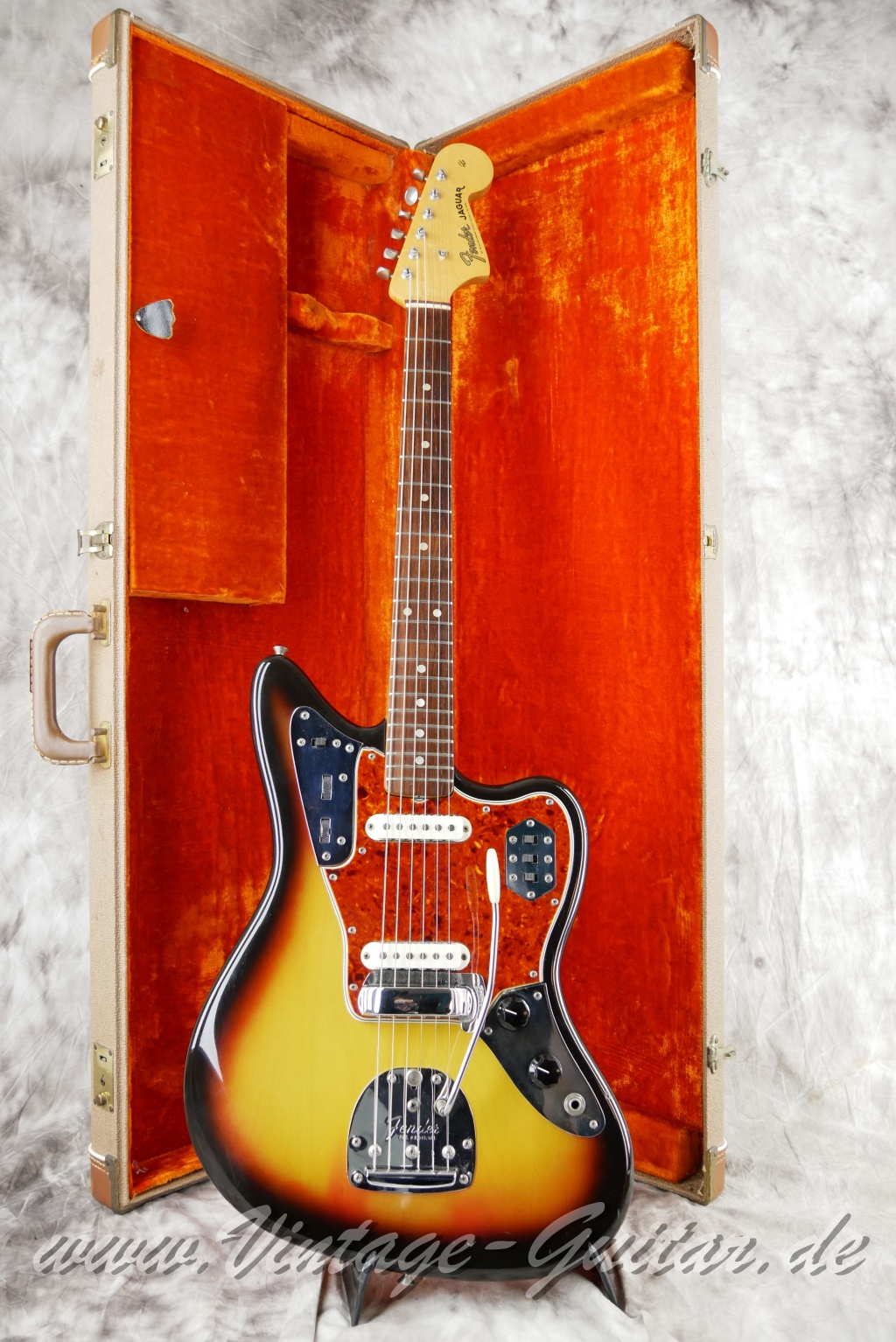 Fender_Jaguar_sunburst_1965_brown_case-020.JPG