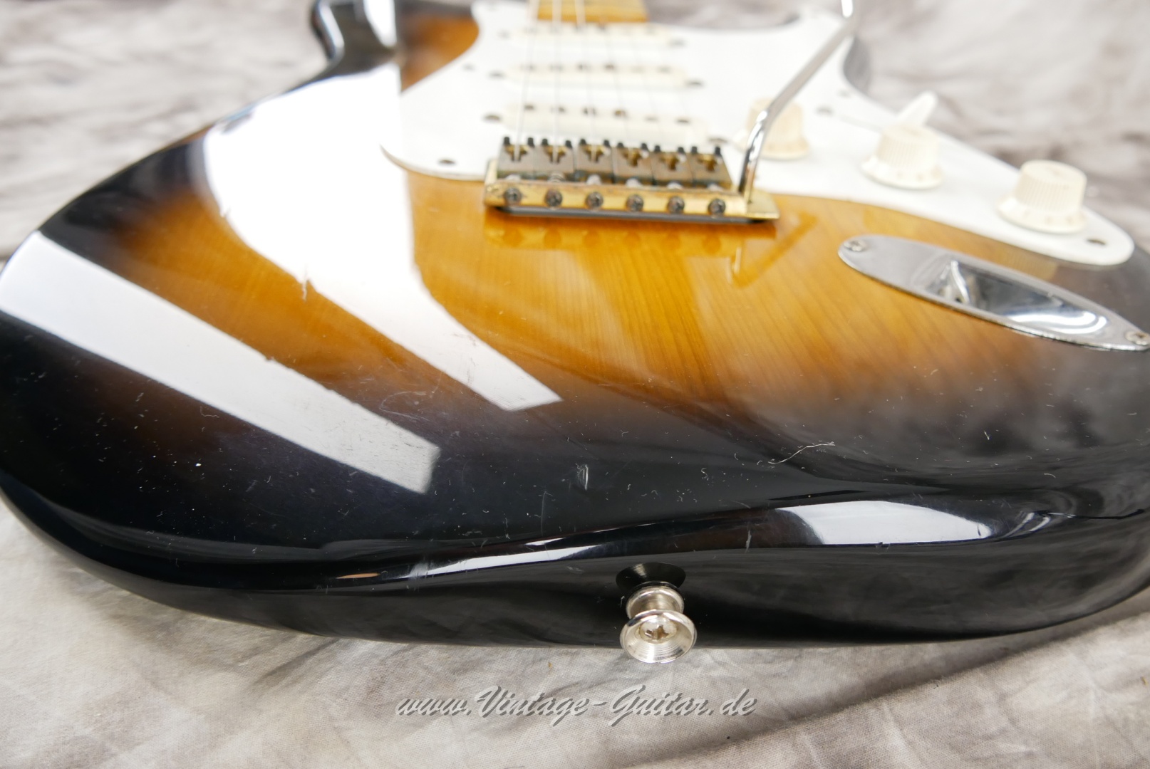 img/vintage/5627/Fender-Squier-Stratocaster-1982-red-bottom-pickups-016.JPG