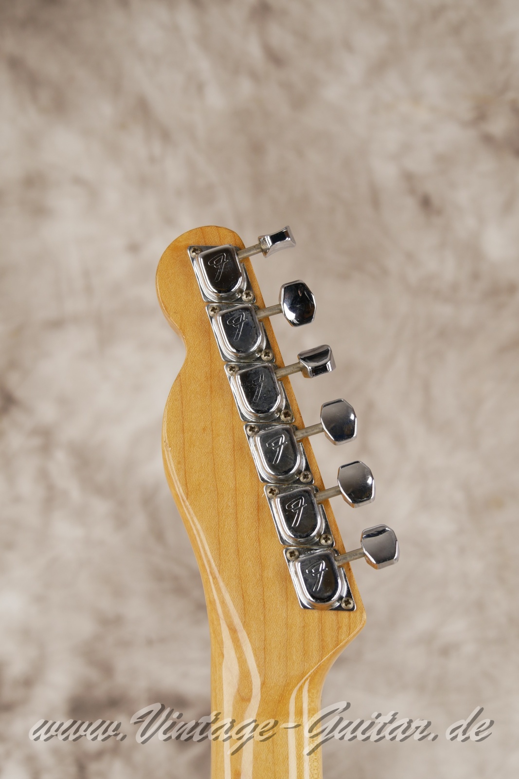 img/vintage/5628/Fender_Telecaster_Factory_Bigsby_1971_custom_color_black_original_old_case-004.jpg