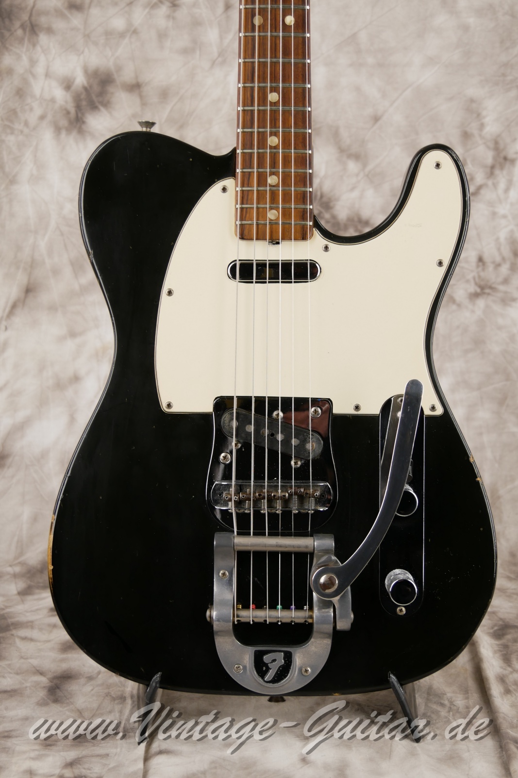 img/vintage/5628/Fender_Telecaster_Factory_Bigsby_1971_custom_color_black_original_old_case-007.jpg