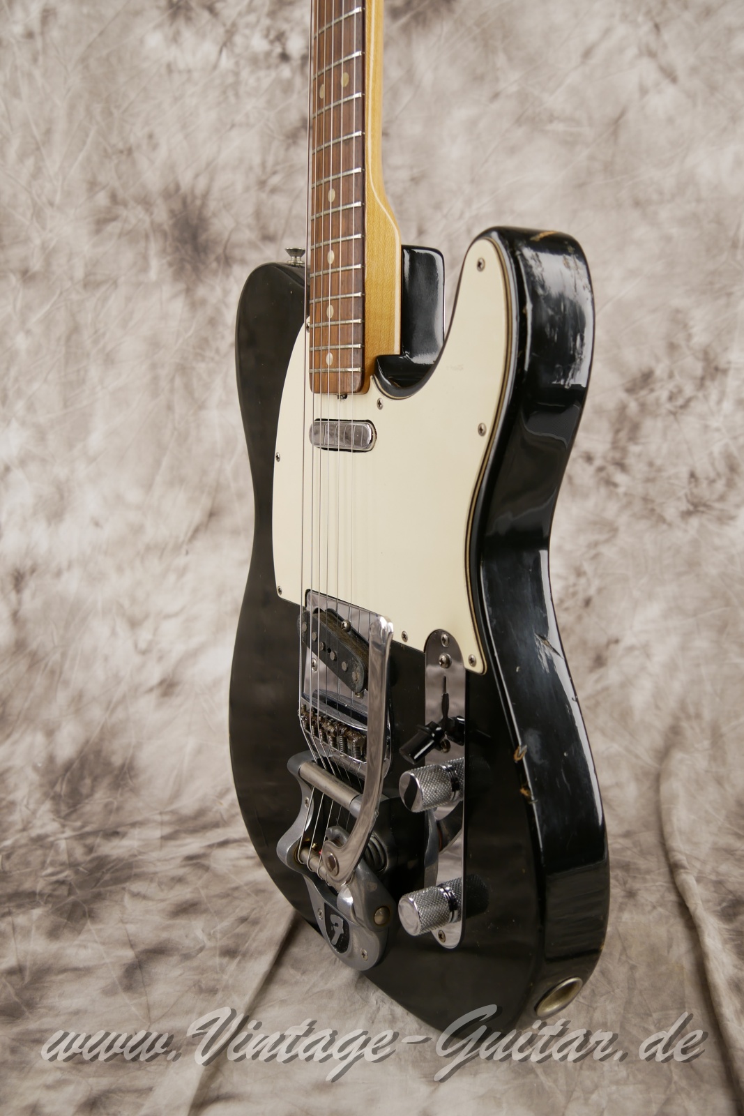 img/vintage/5628/Fender_Telecaster_Factory_Bigsby_1971_custom_color_black_original_old_case-010.jpg