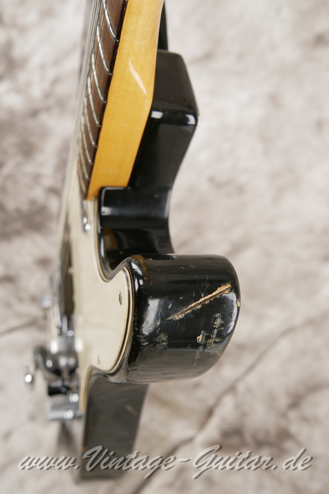 img/vintage/5628/Fender_Telecaster_Factory_Bigsby_1971_custom_color_black_original_old_case-014.jpg