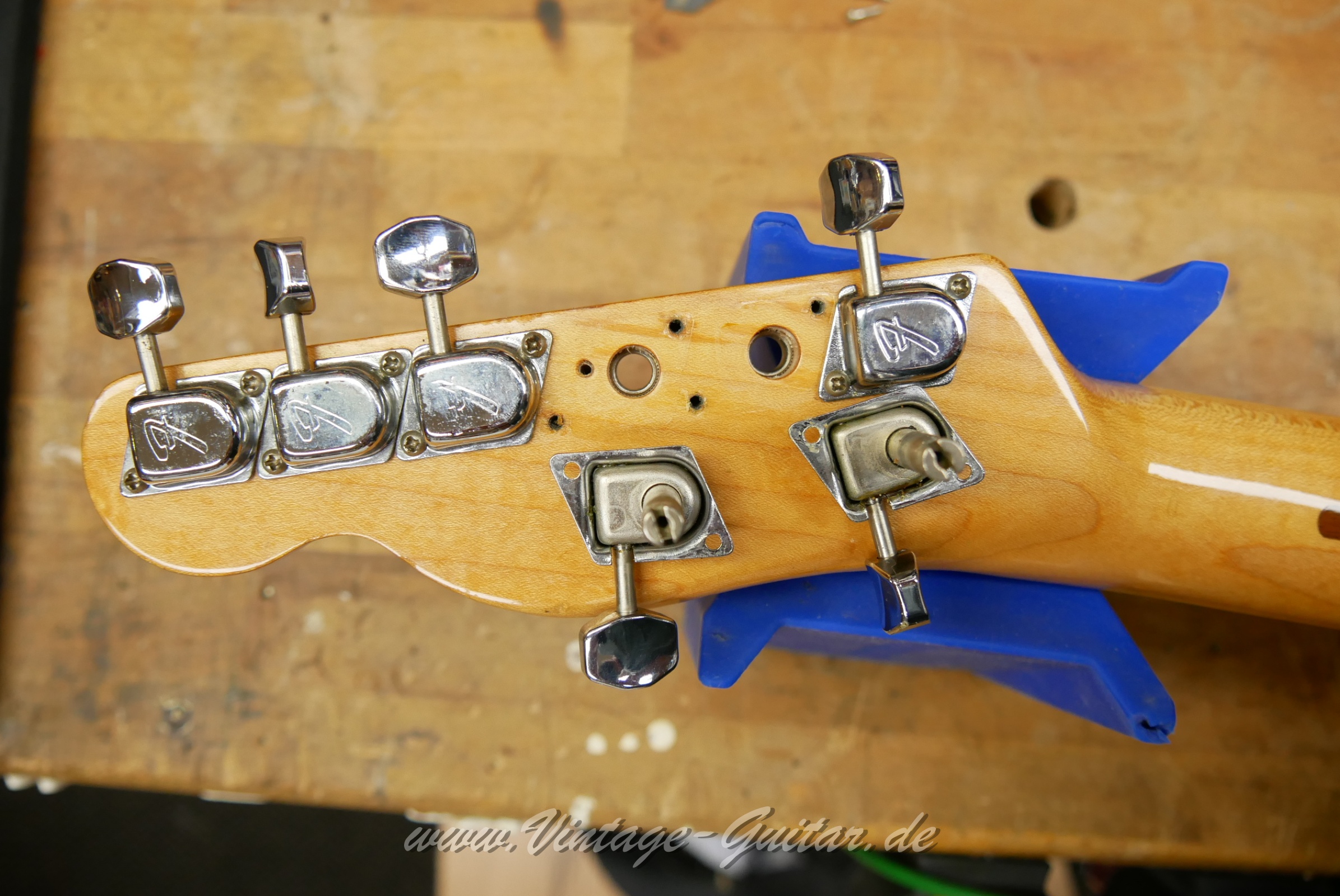 img/vintage/5628/Fender_Telecaster_Factory_Bigsby_1971_custom_color_black_original_old_case-016.jpg