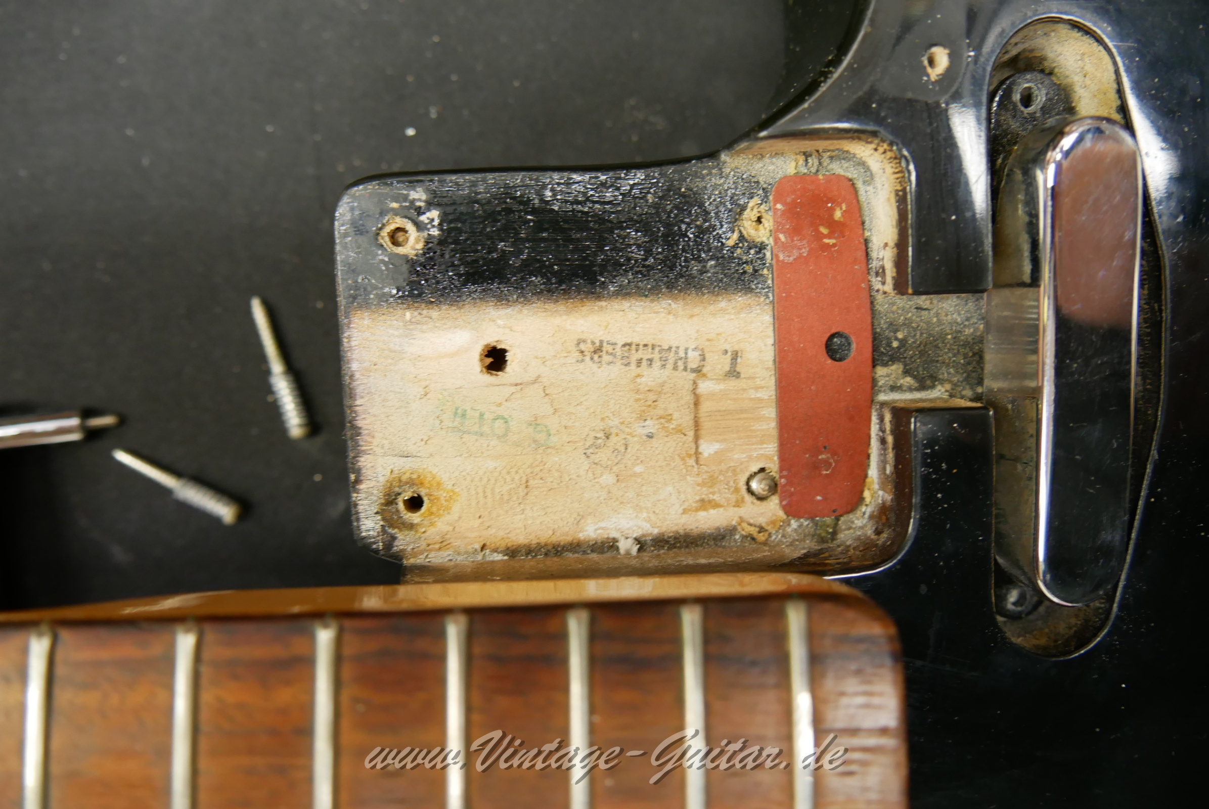 img/vintage/5628/Fender_Telecaster_Factory_Bigsby_1971_custom_color_black_original_old_case-018.jpg