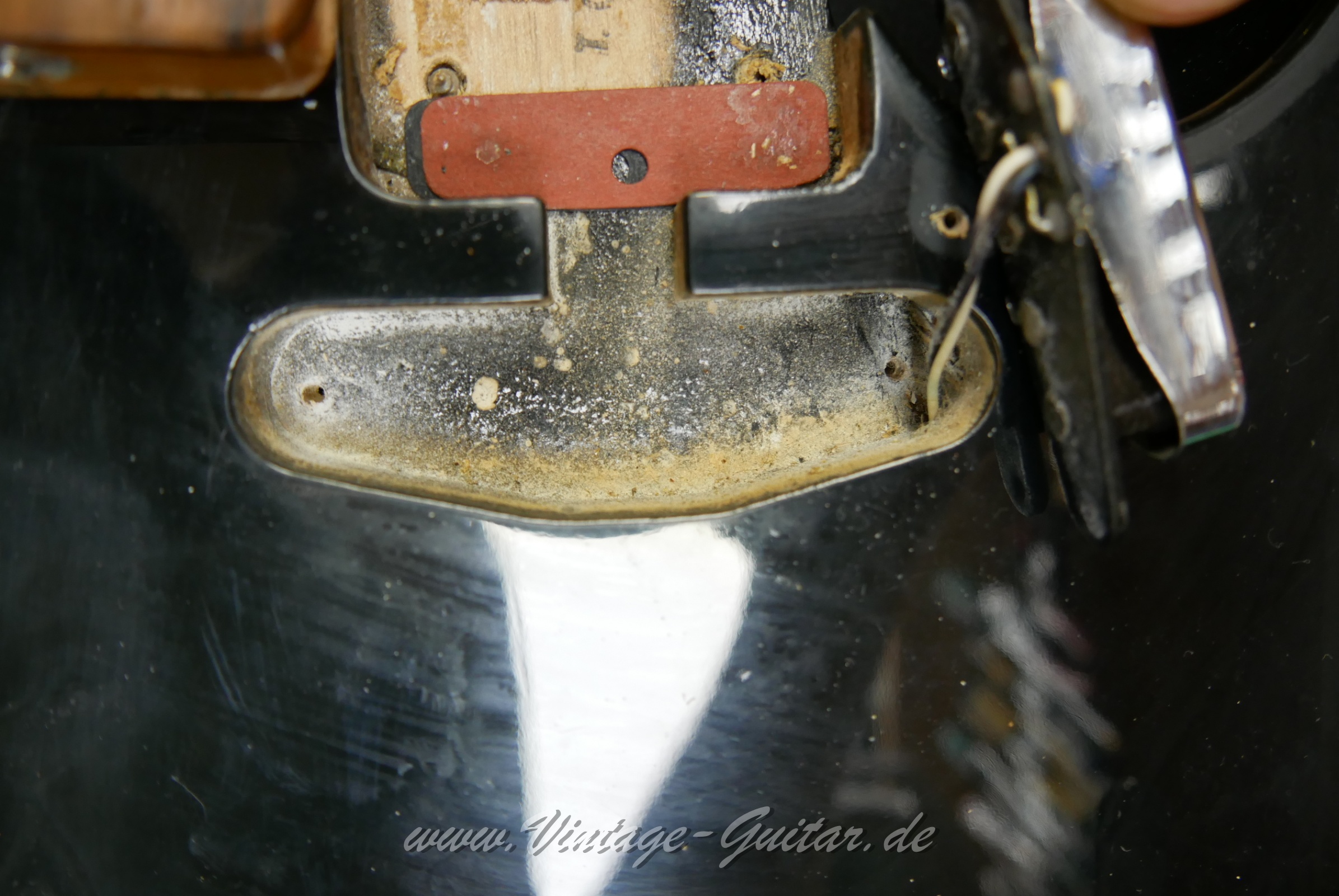 img/vintage/5628/Fender_Telecaster_Factory_Bigsby_1971_custom_color_black_original_old_case-019.jpg