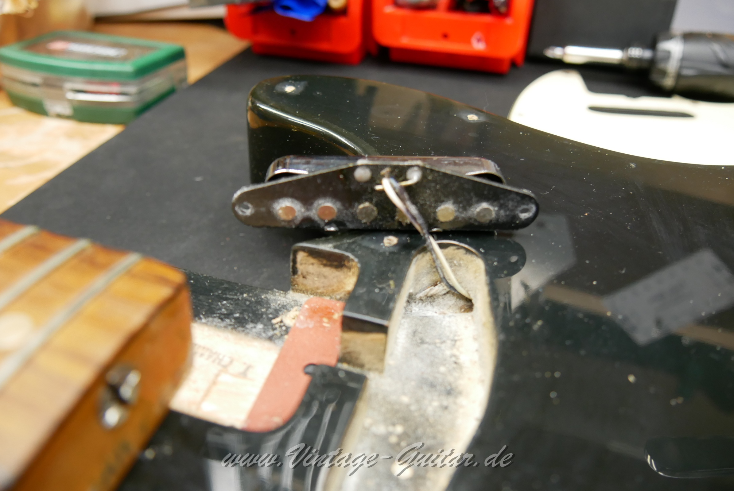 img/vintage/5628/Fender_Telecaster_Factory_Bigsby_1971_custom_color_black_original_old_case-020.jpg