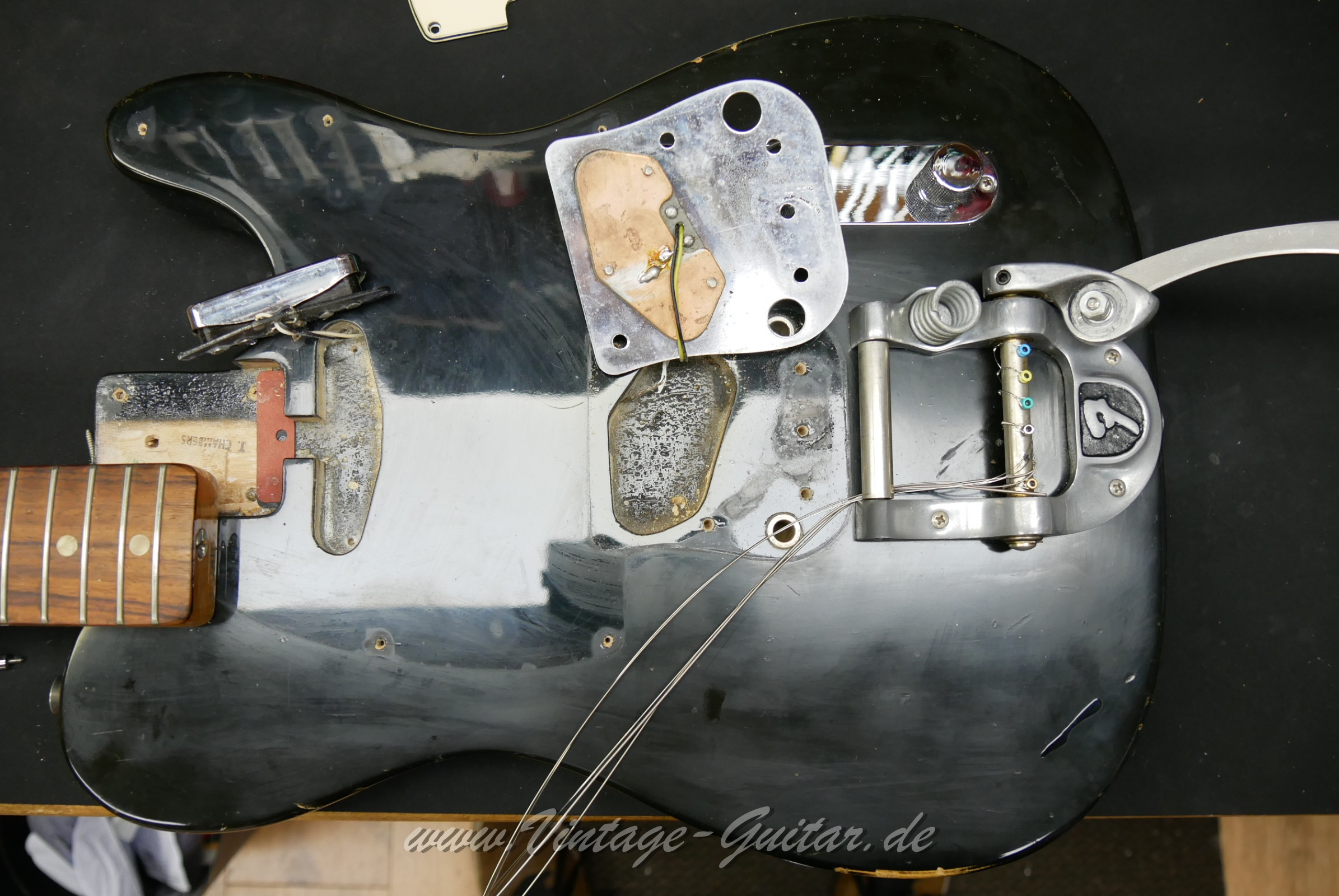 img/vintage/5628/Fender_Telecaster_Factory_Bigsby_1971_custom_color_black_original_old_case-021.jpg