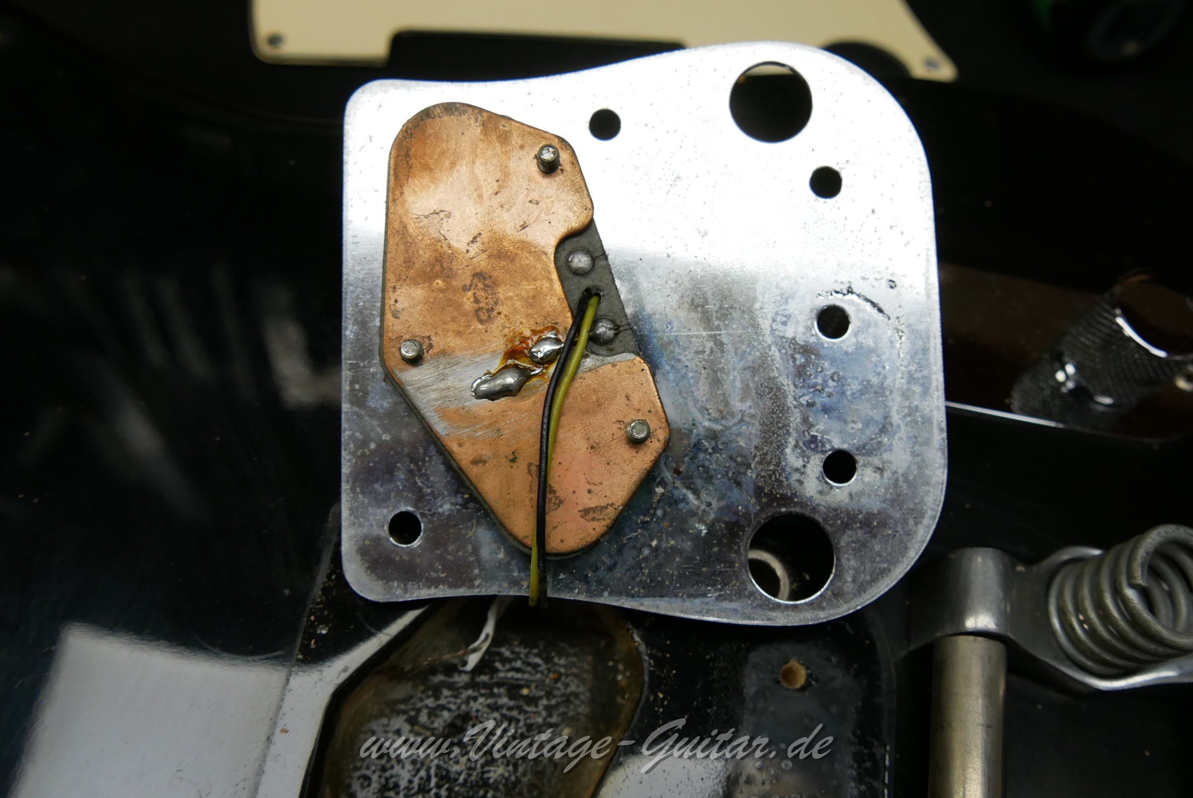 img/vintage/5628/Fender_Telecaster_Factory_Bigsby_1971_custom_color_black_original_old_case-022.jpg