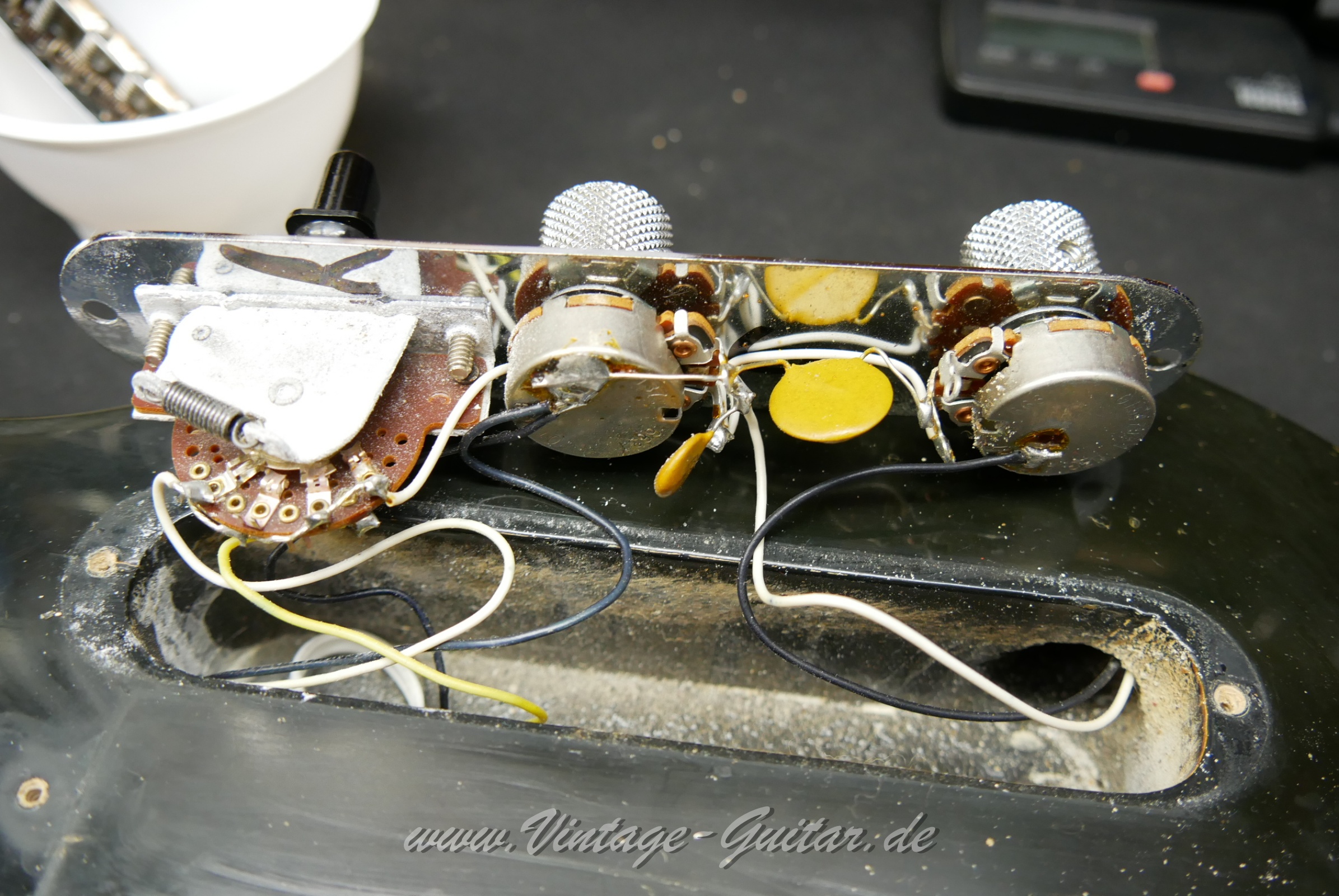img/vintage/5628/Fender_Telecaster_Factory_Bigsby_1971_custom_color_black_original_old_case-023.jpg