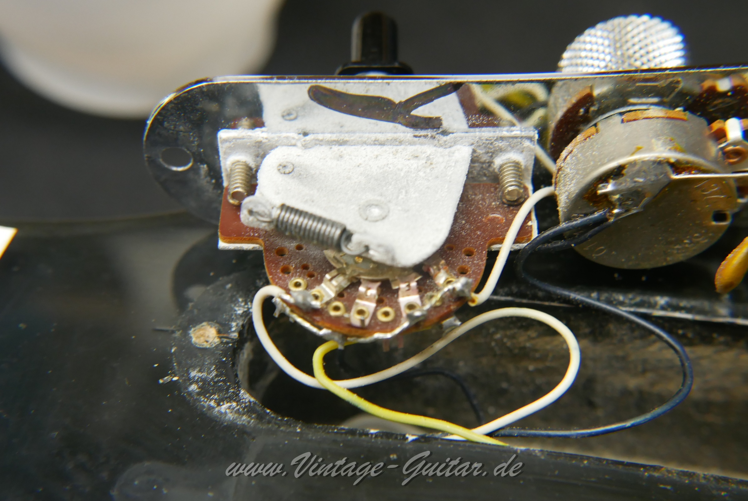 img/vintage/5628/Fender_Telecaster_Factory_Bigsby_1971_custom_color_black_original_old_case-024.jpg