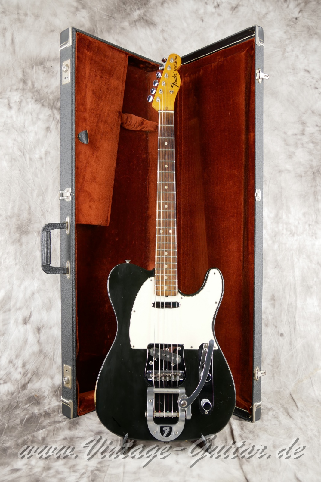 img/vintage/5628/Fender_Telecaster_Factory_Bigsby_1971_custom_color_black_original_old_case-027.jpg