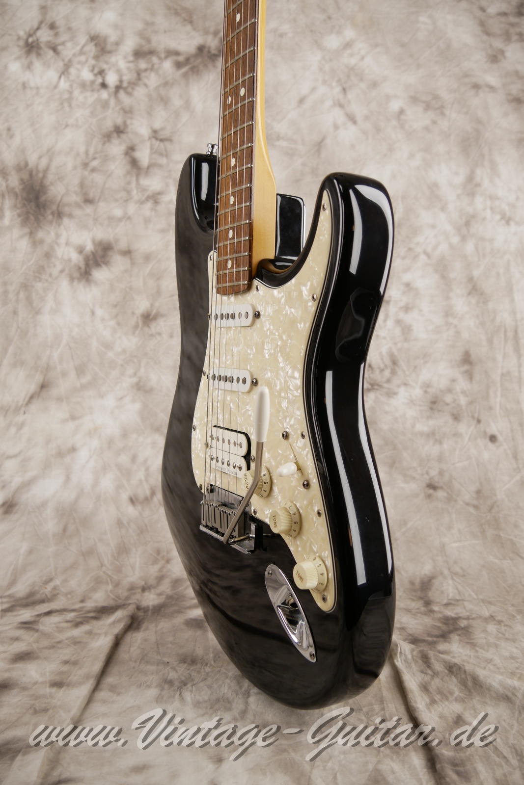 img/vintage/5632/Fender_Stratocaster_US_Lonestar_1997_original_case_black_humbucker-010.jpg