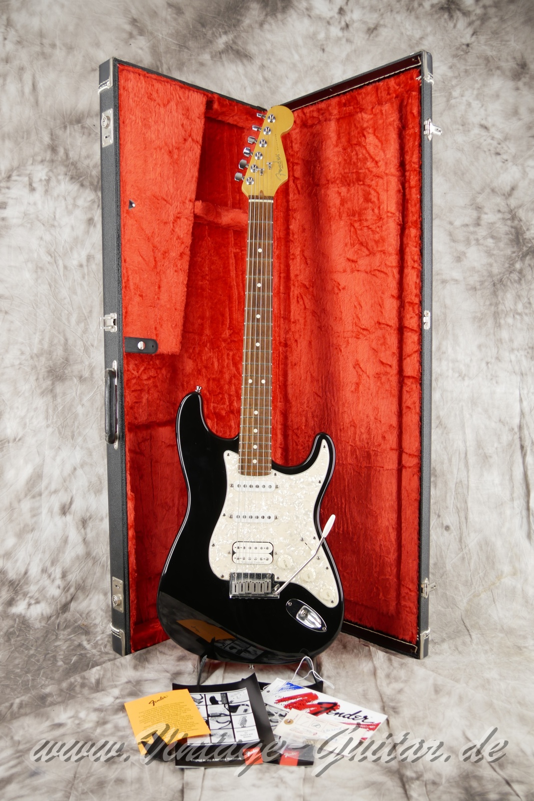 img/vintage/5632/Fender_Stratocaster_US_Lonestar_1997_original_case_black_humbucker-015.jpg
