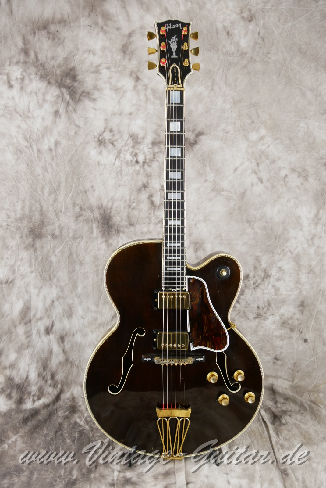 img/vintage/5642/Gibson_Byrdland_venetian_cutaway_walnut_1969-001.JPG