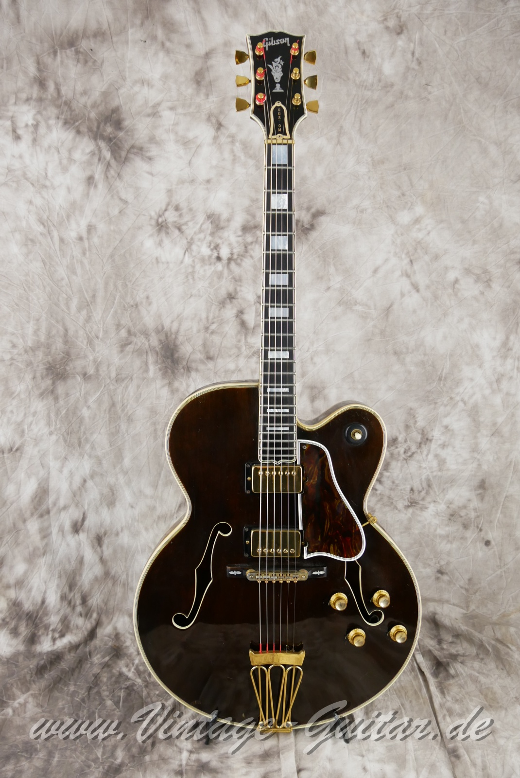 Gibson_Byrdland_venetian_cutaway_walnut_1969-001.JPG