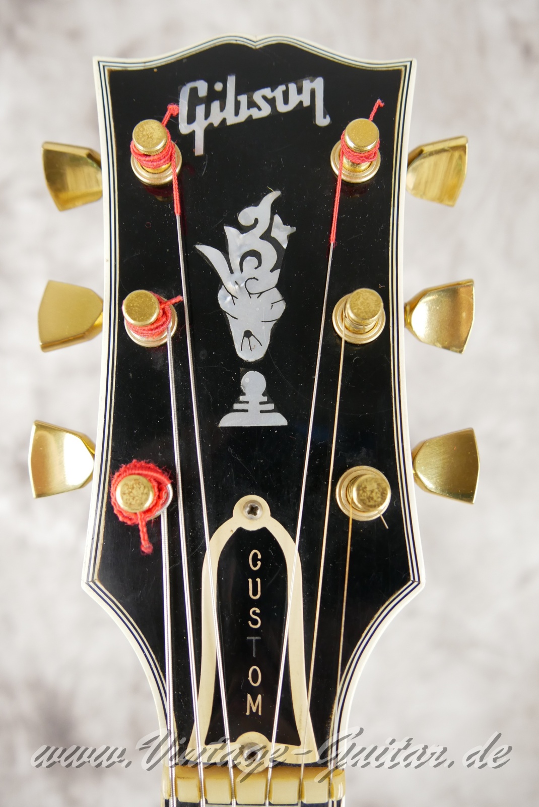 img/vintage/5642/Gibson_Byrdland_venetian_cutaway_walnut_1969-003.JPG